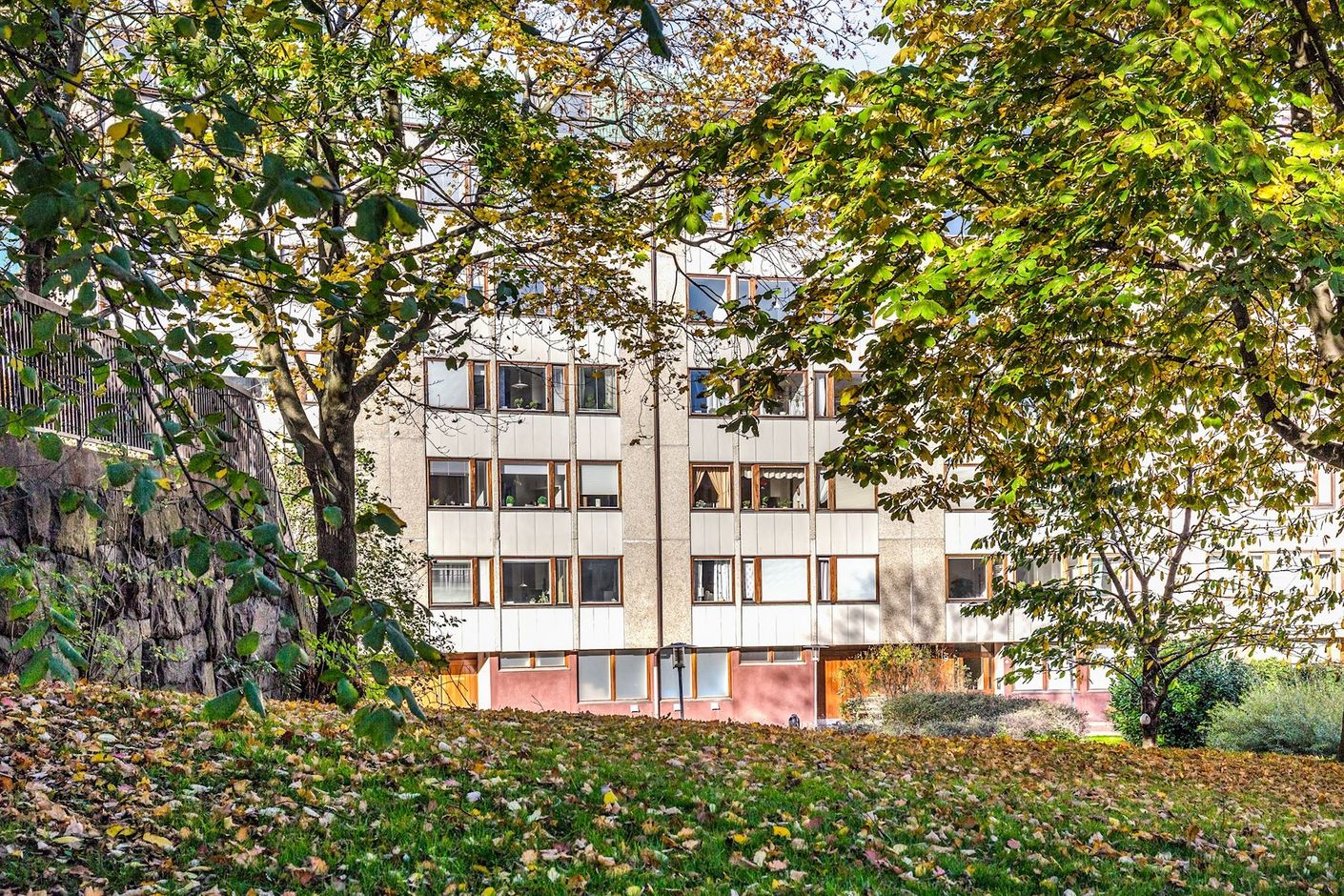 Grönskande innergård hör uppe på Otterhällan