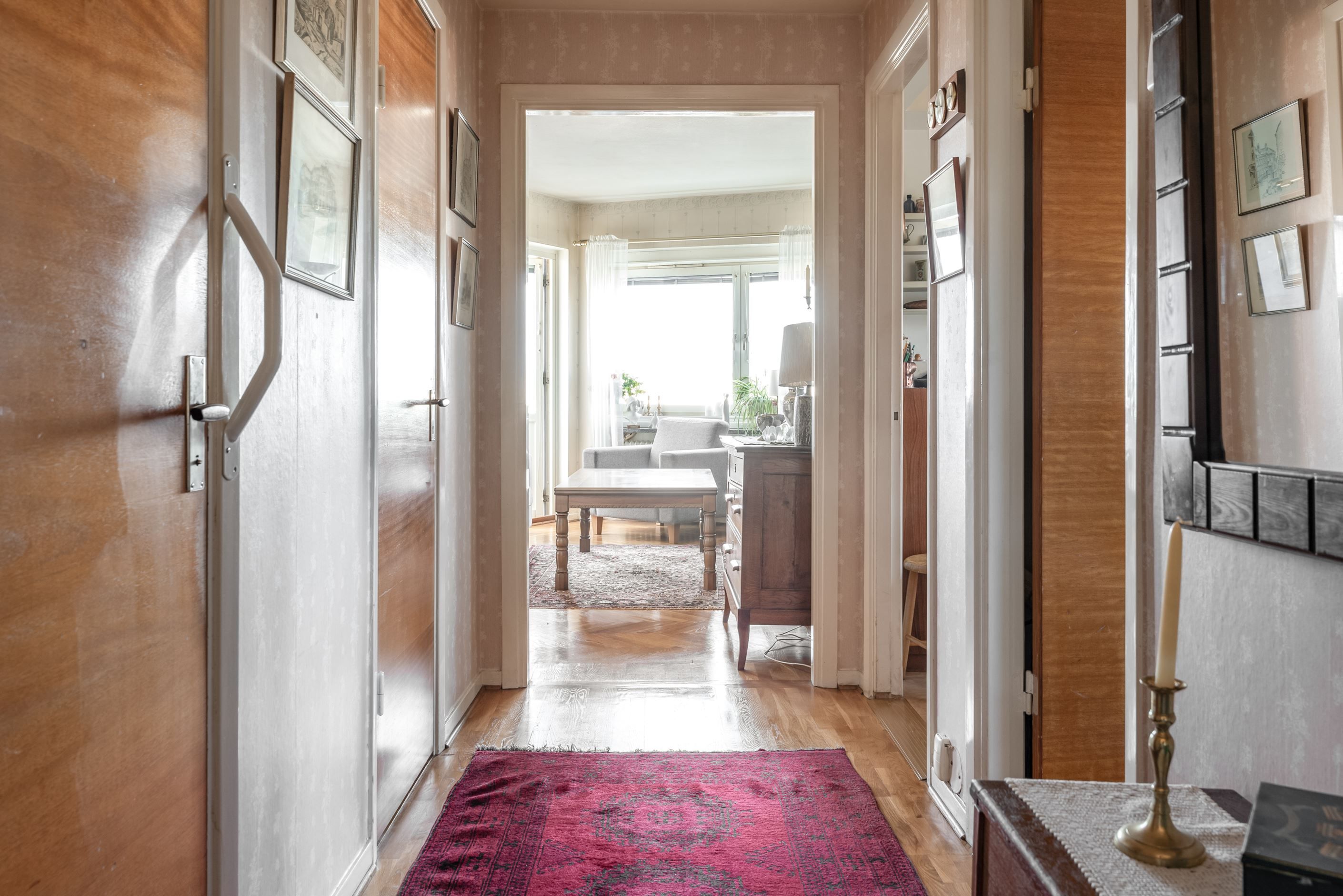 Hall med stor klädkammare till vänster
