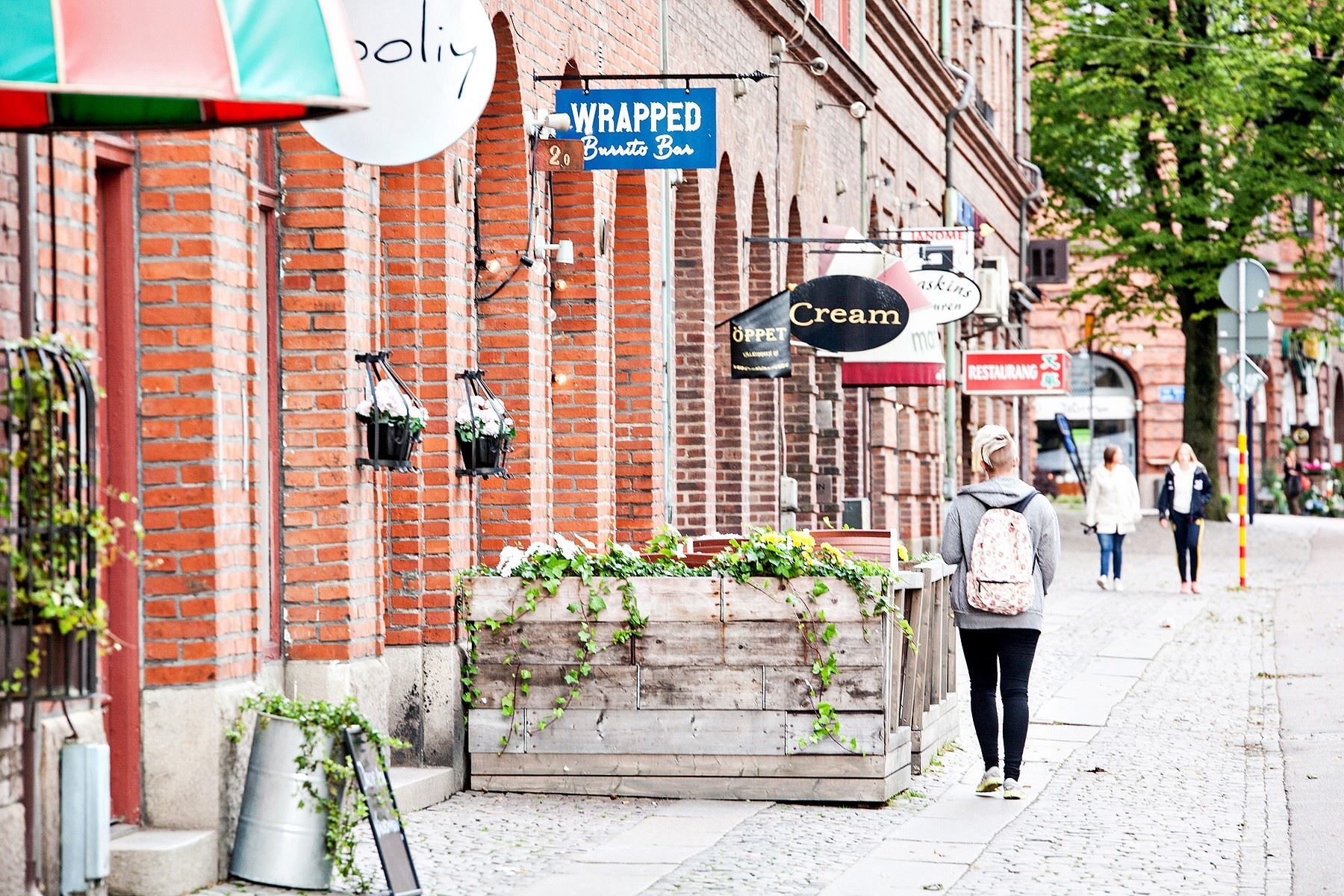 Södra Vägen med sitt härliga serviceutbud, restauranger och kaffér!