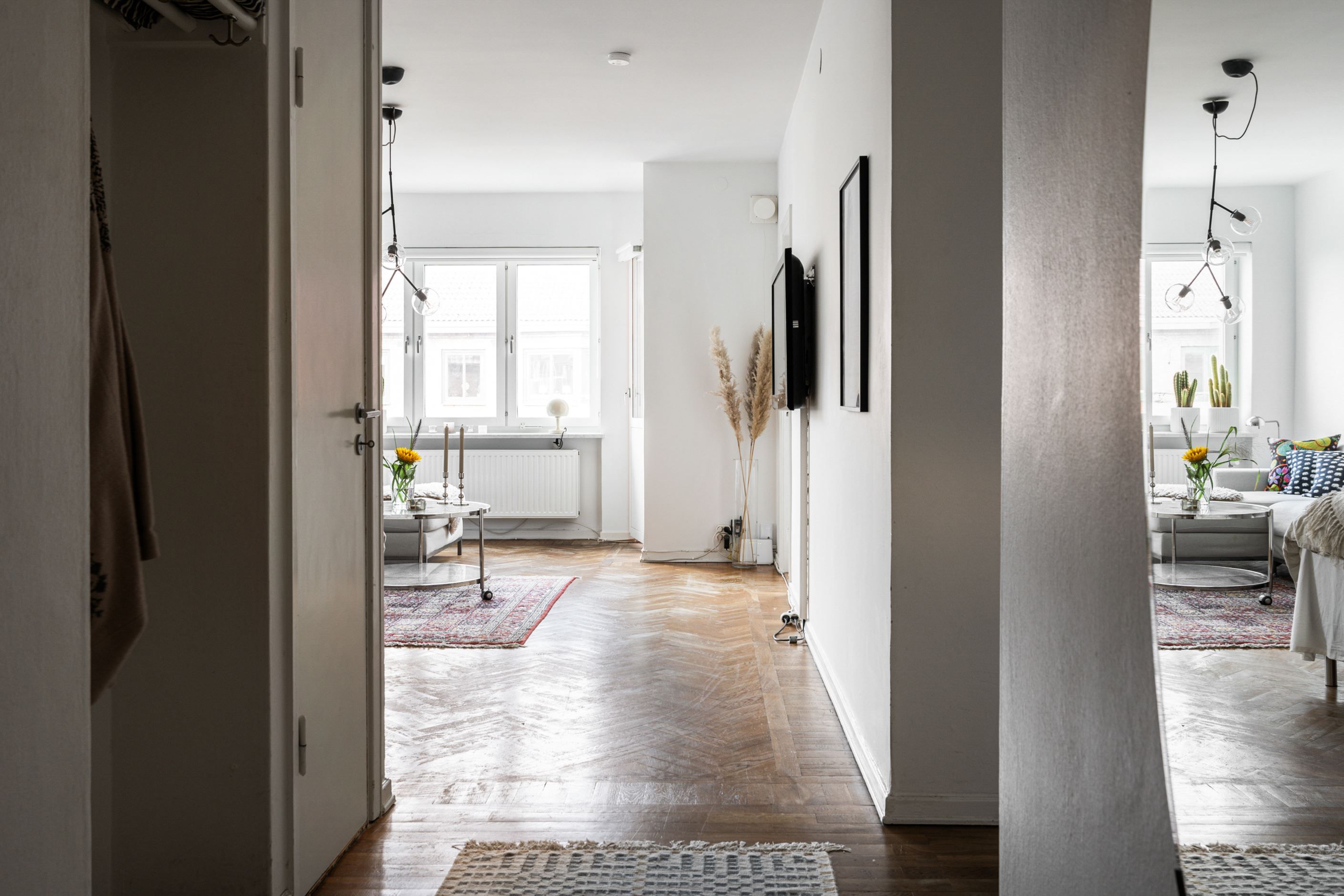 Hall med originalparkett och klädkammare till vänster