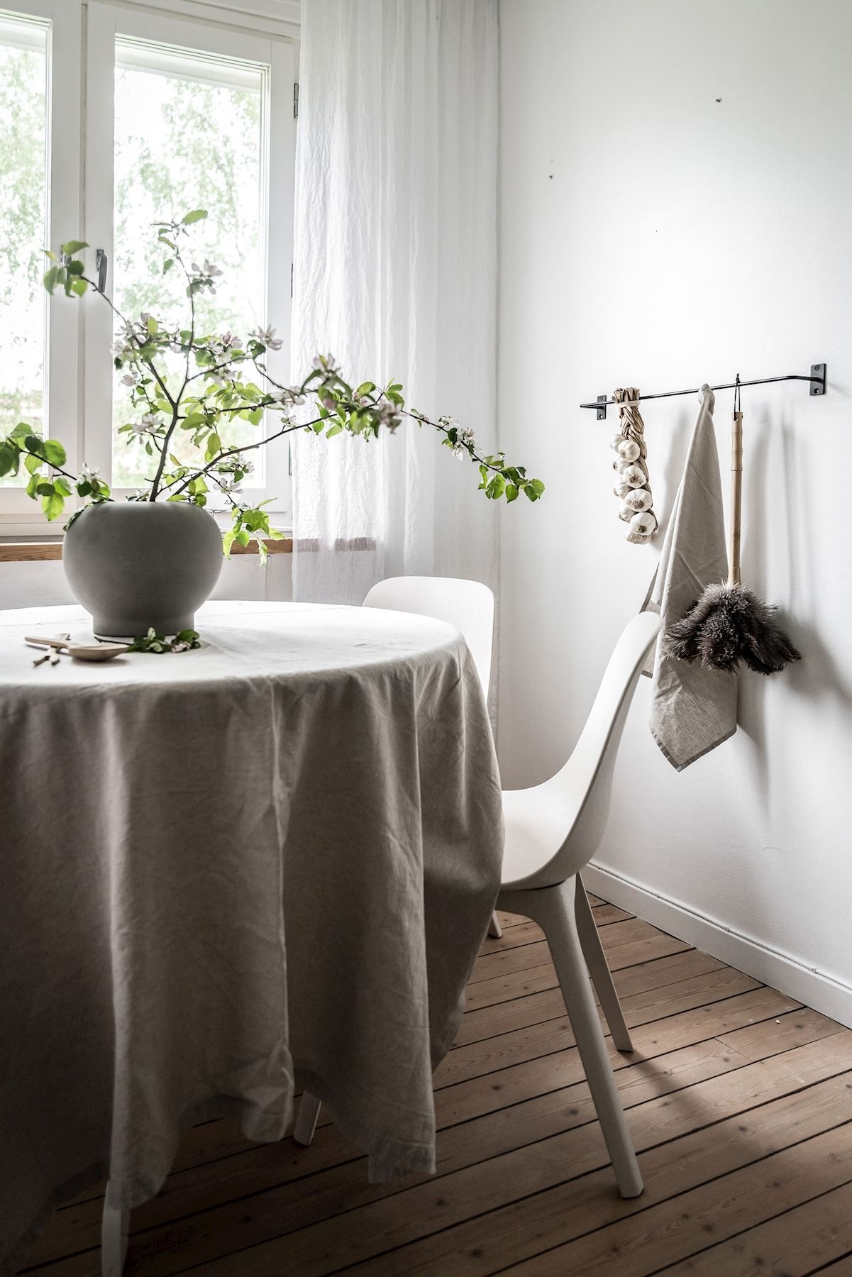 Vackert brädgolv ombonar köket