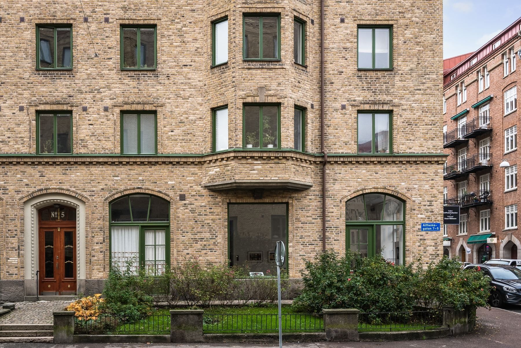 Ståtlig tjugotalsfastighet med unik förträdgård