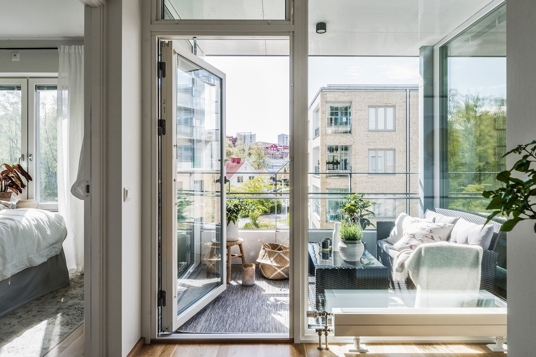 Härligt ljusinsläpp från de stora fönstren