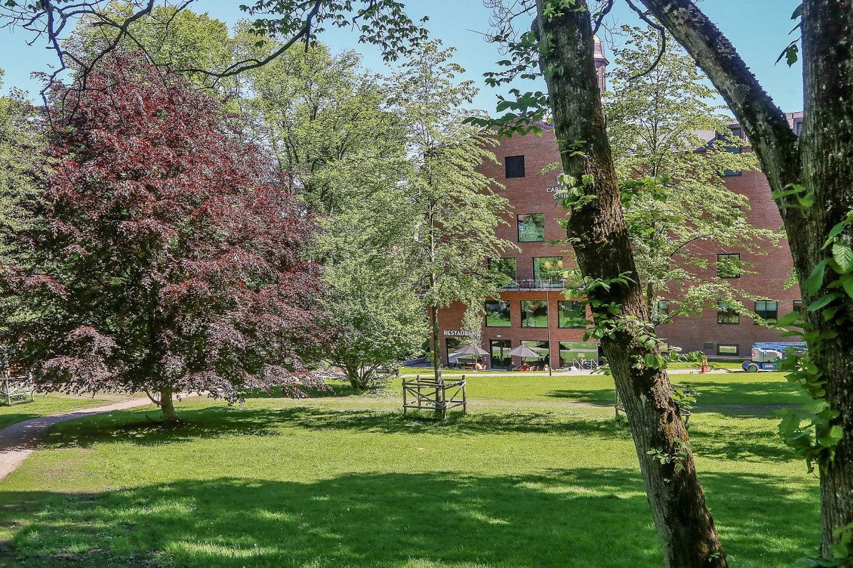 Mittemot bostaden finns Carlanderska parken som passar utmärkt för en mysig picknick!