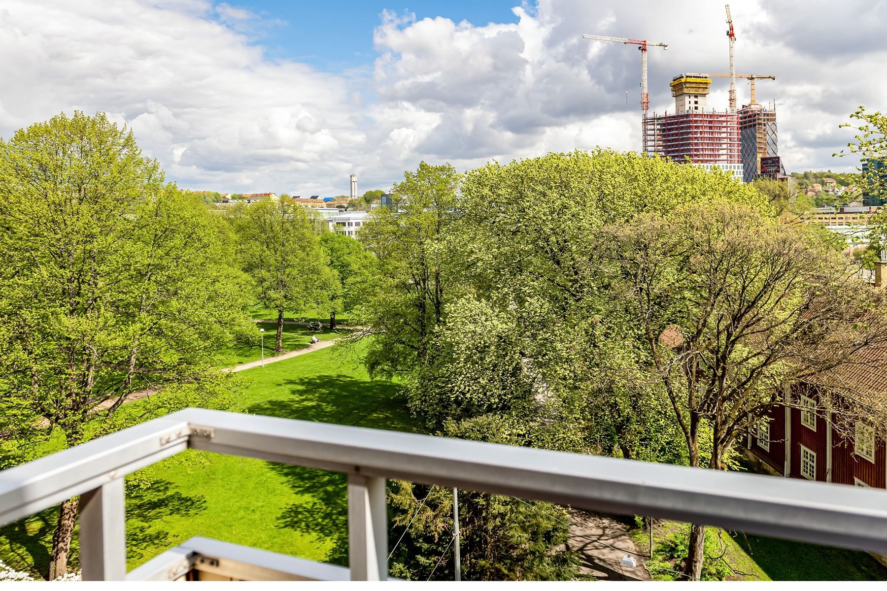 En balkong med härlig utsikt med sol fram till 14:30