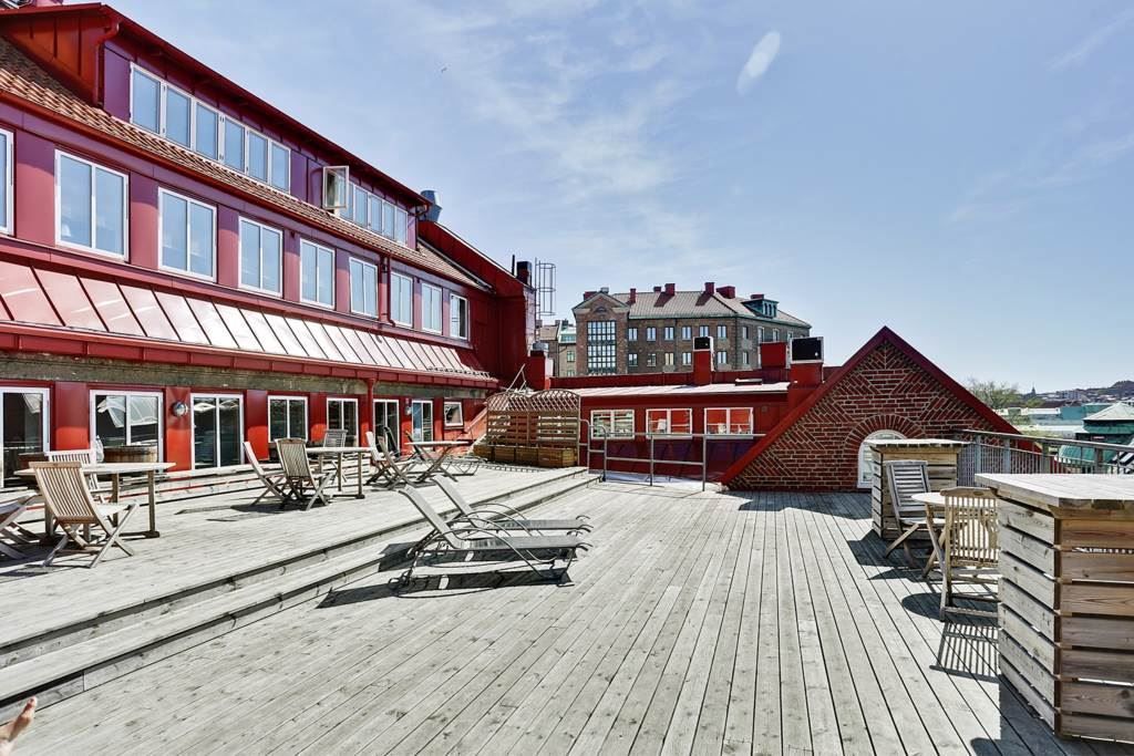 Föreningens fantastiska takterrass om cirka 150 kvadratmeter