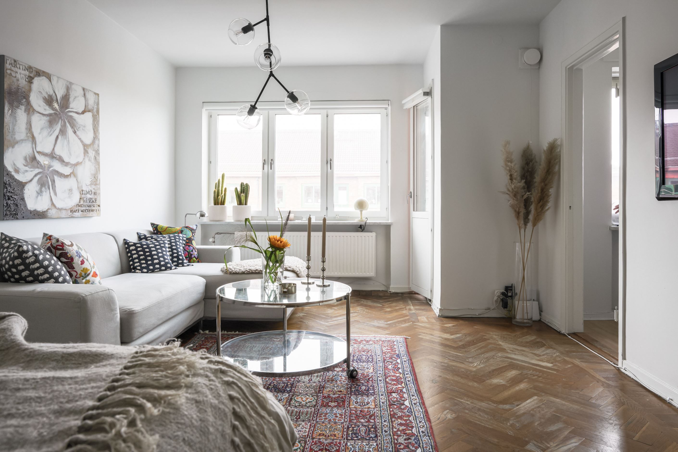 Vardagsrum med plats för både soffa och dubbelsäng