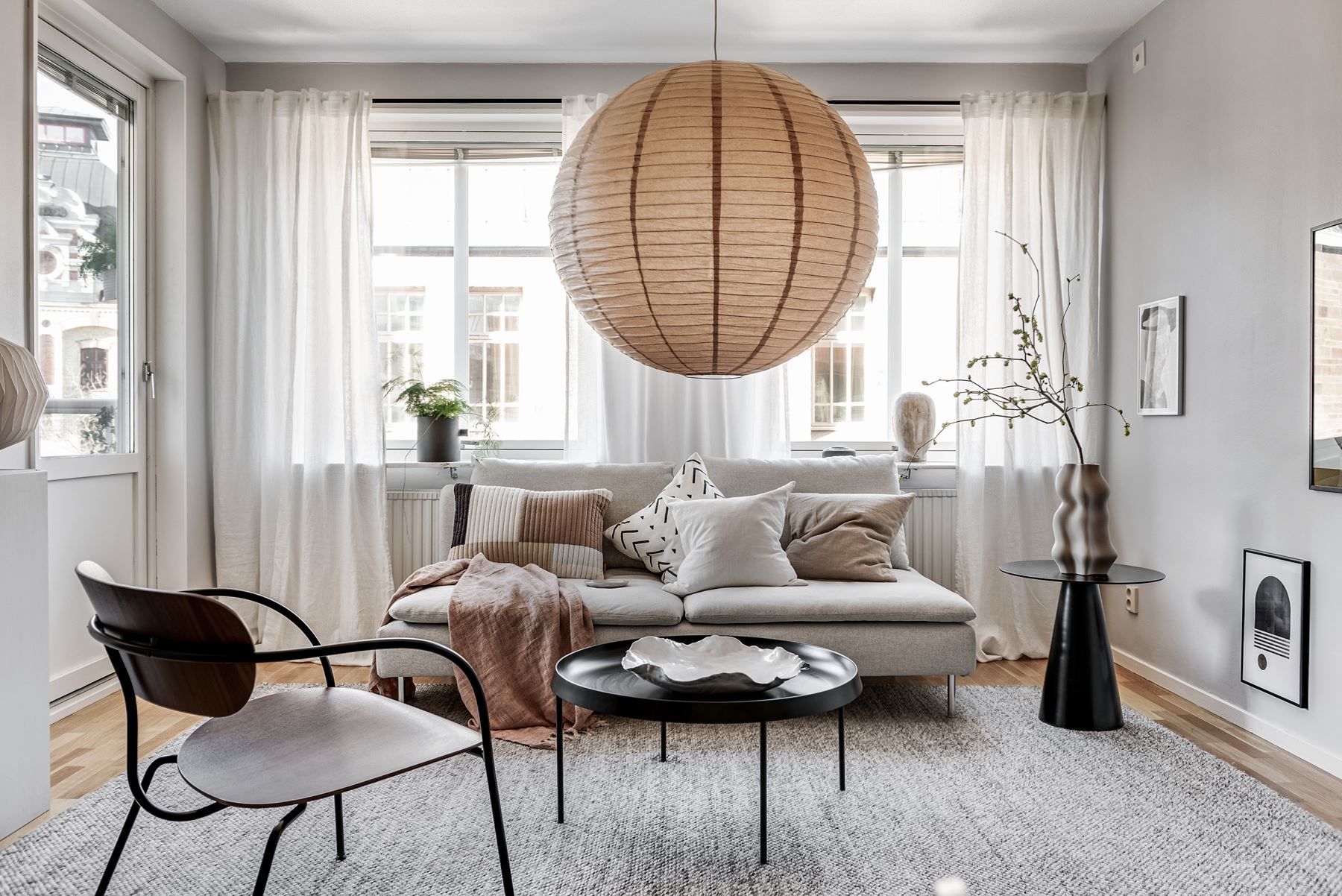 Stort och ljust vardagsrum med gott om plats för soffgruppen
