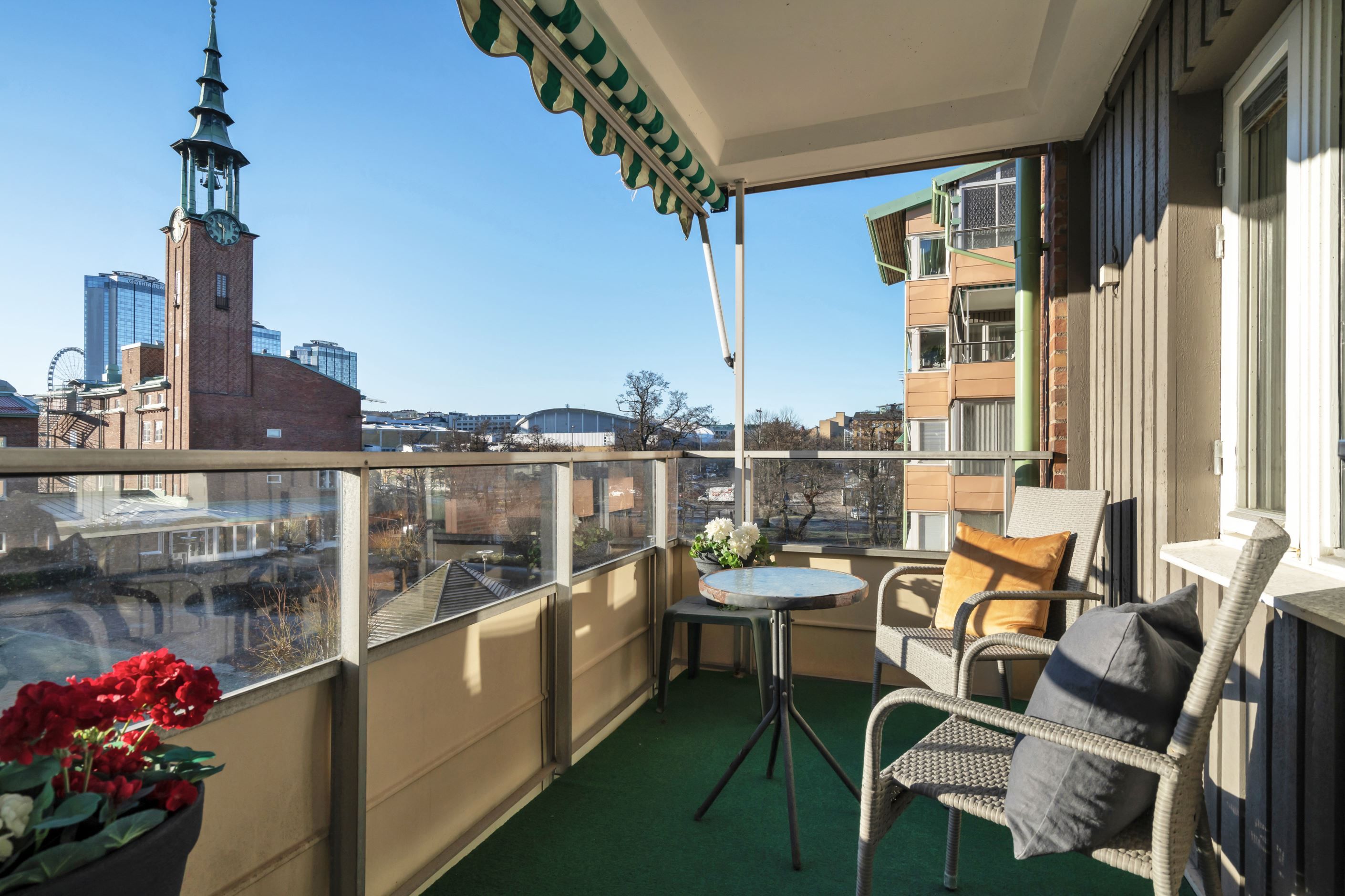 Rejäl balkong med fritt läge och fin utsikt