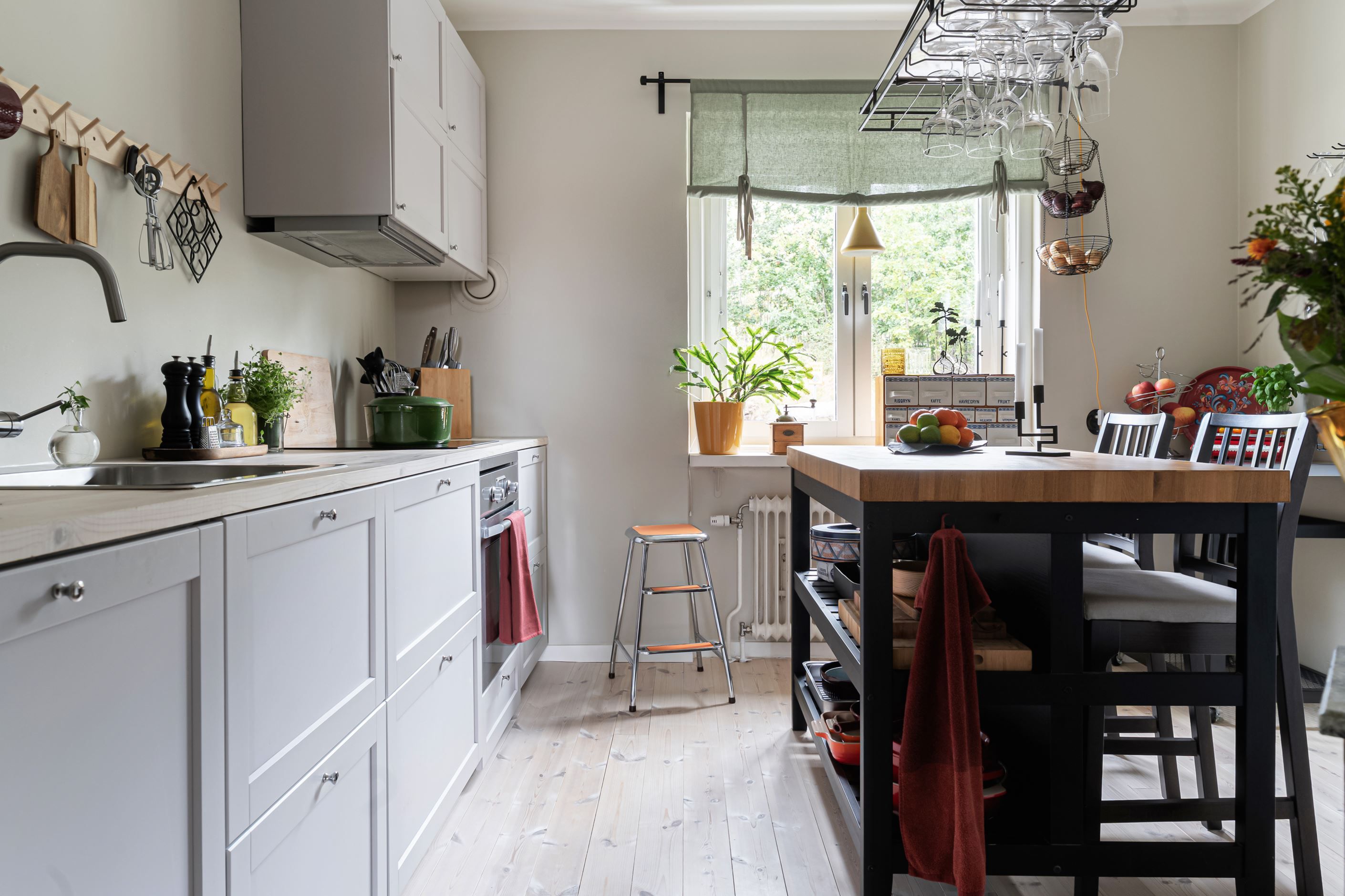 Väldisponerat kök med diskmaskin och induktionshäll