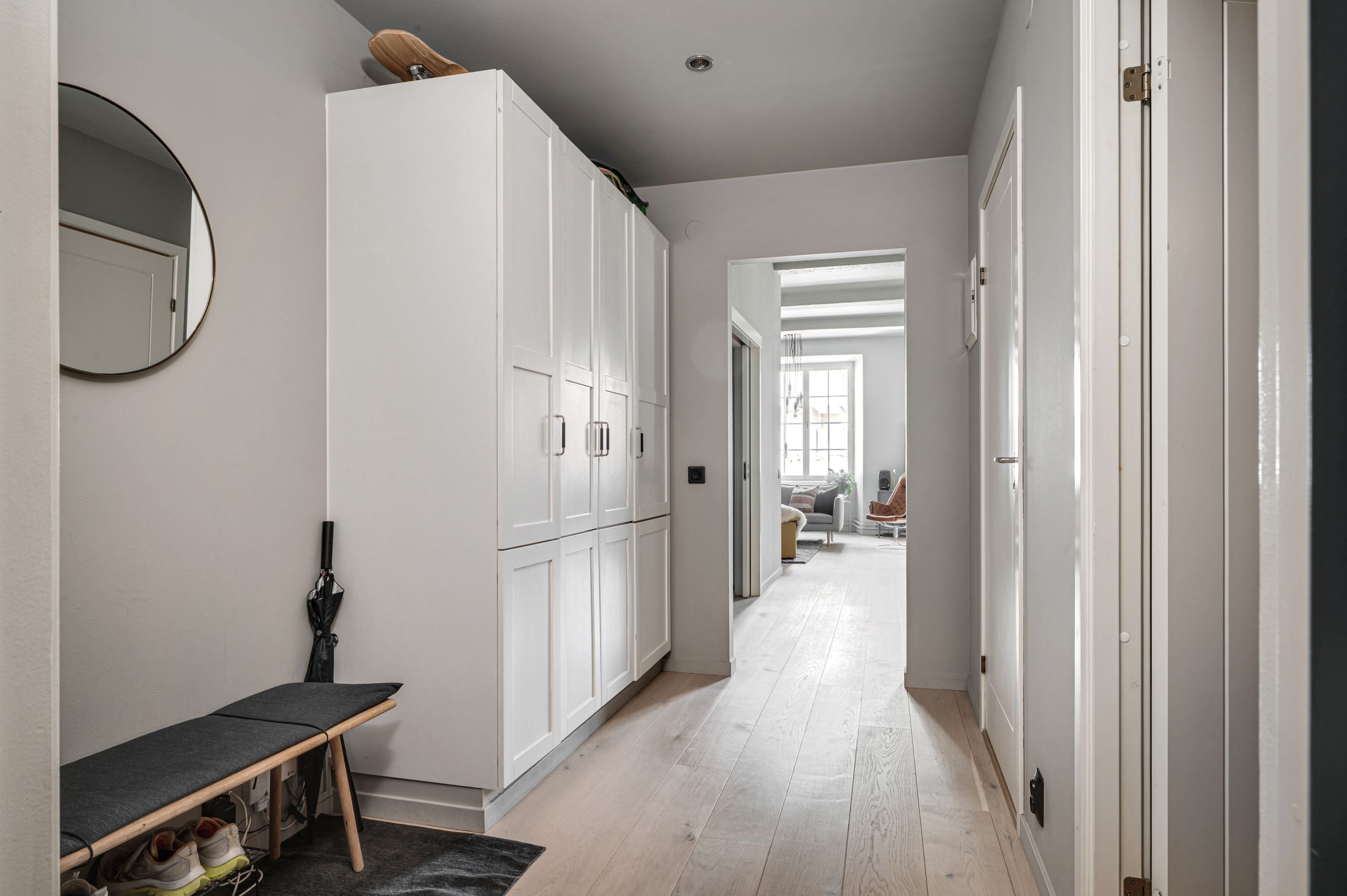 Hall med stor garderob
