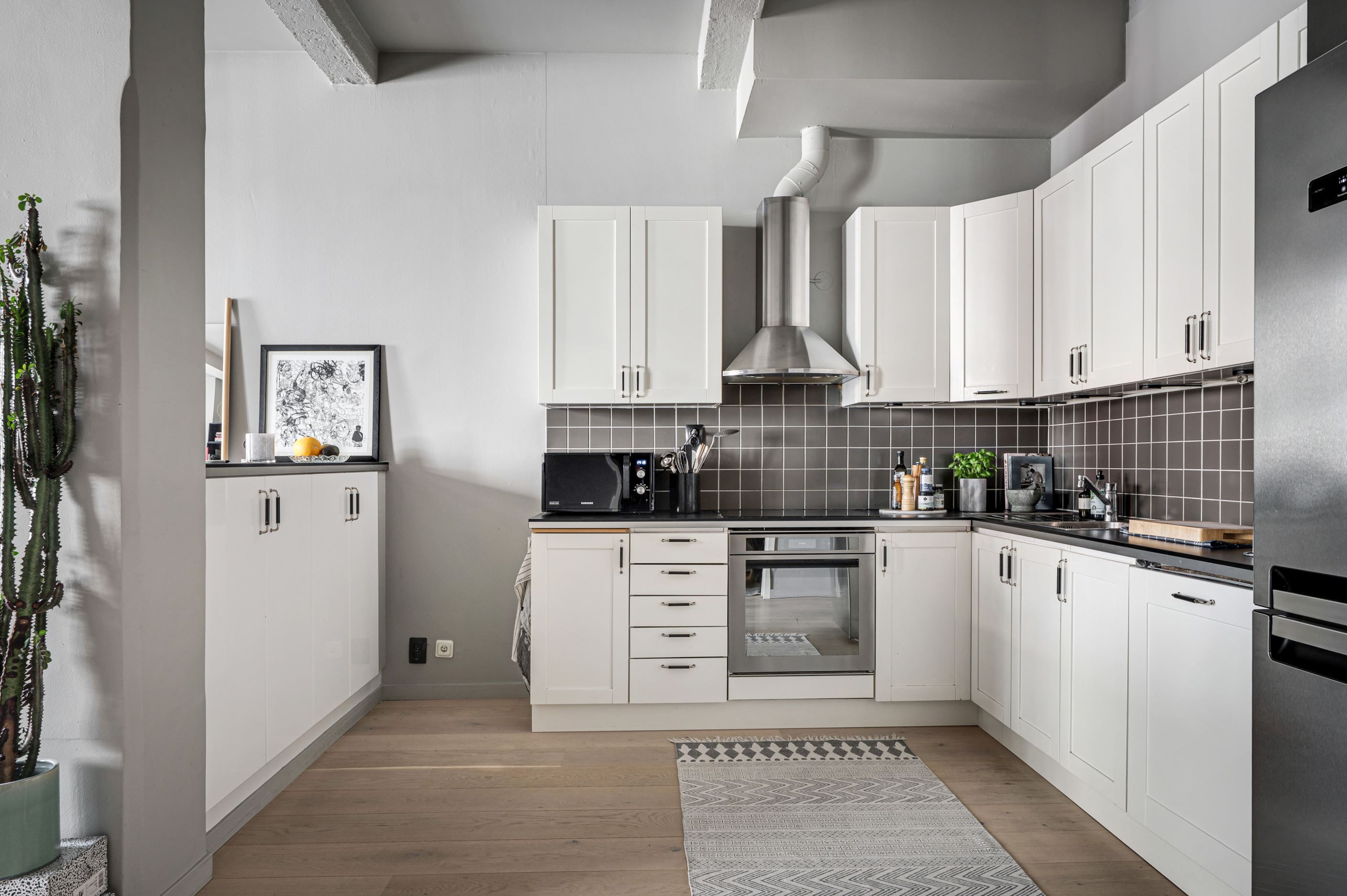 Väldisponerat kök med induktionshäll och diskmaskin