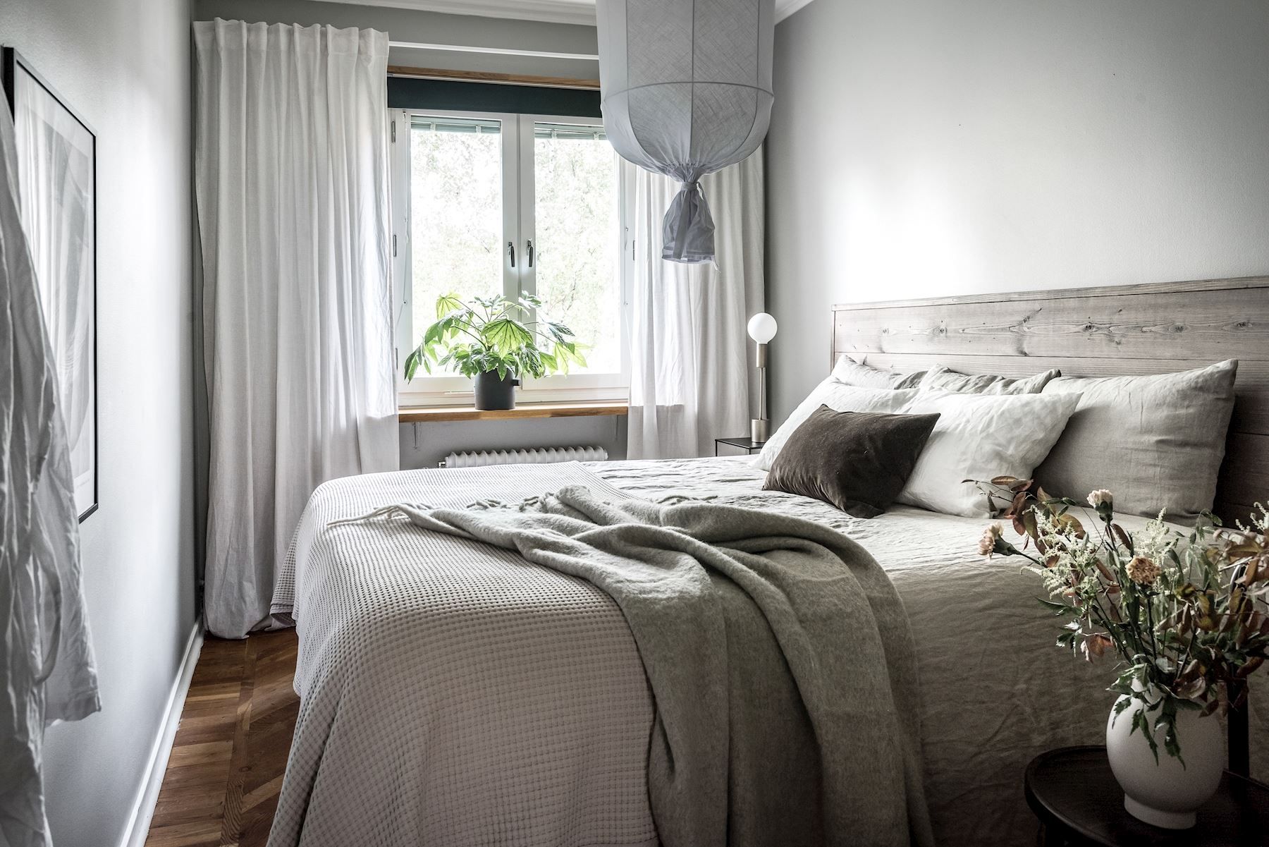 Rofyllt sovrum mot den lugna innergården