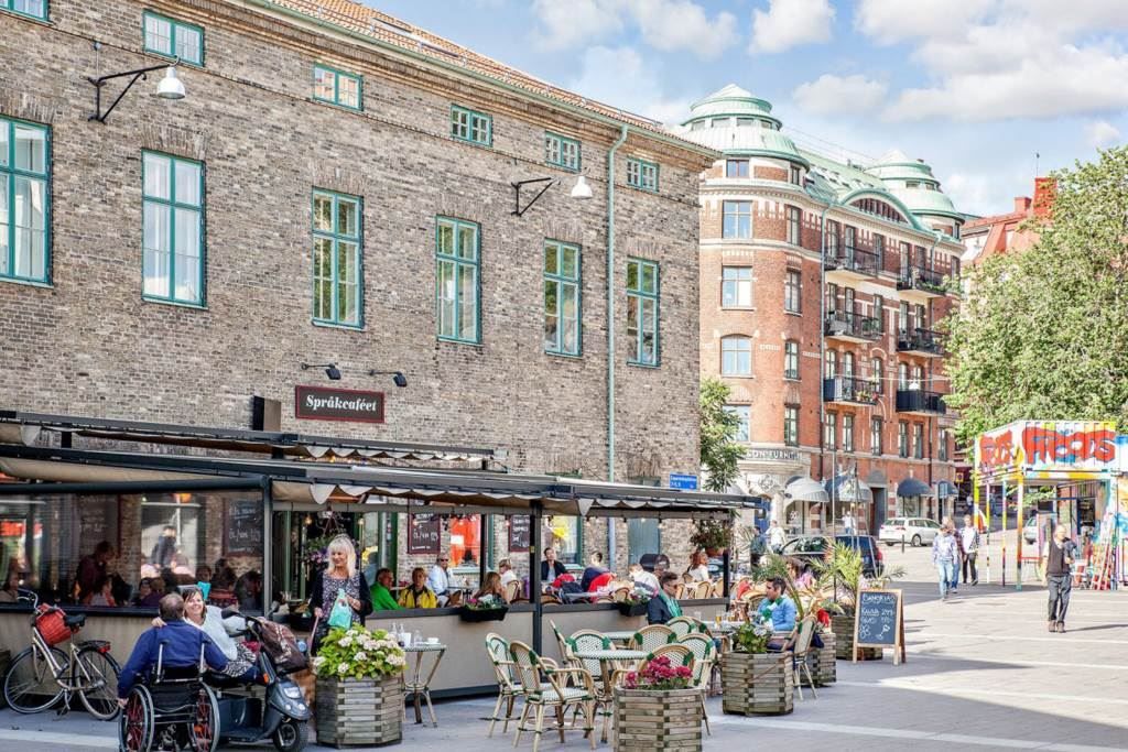Nedanför backen ligger Esperantoplatsen