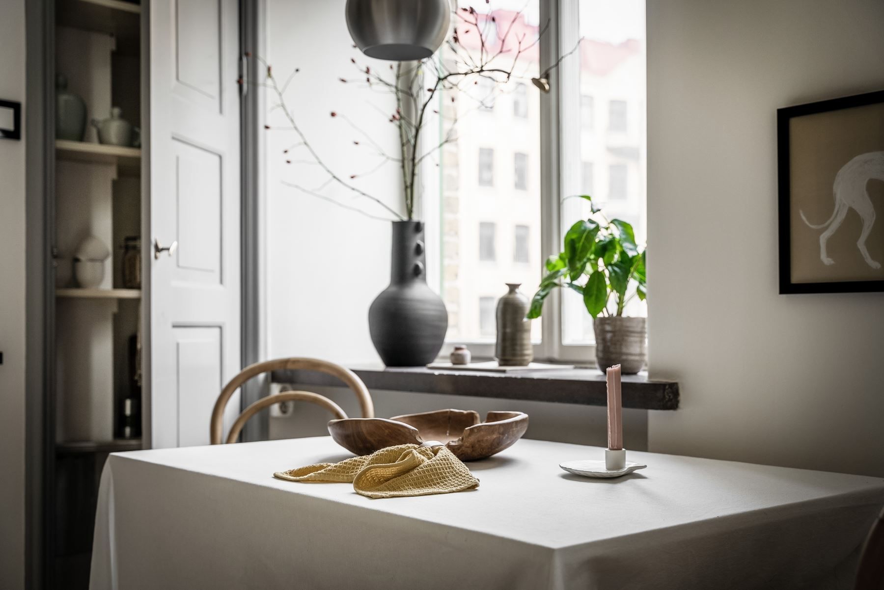 Utmärkt plats för matbord vid fönstret