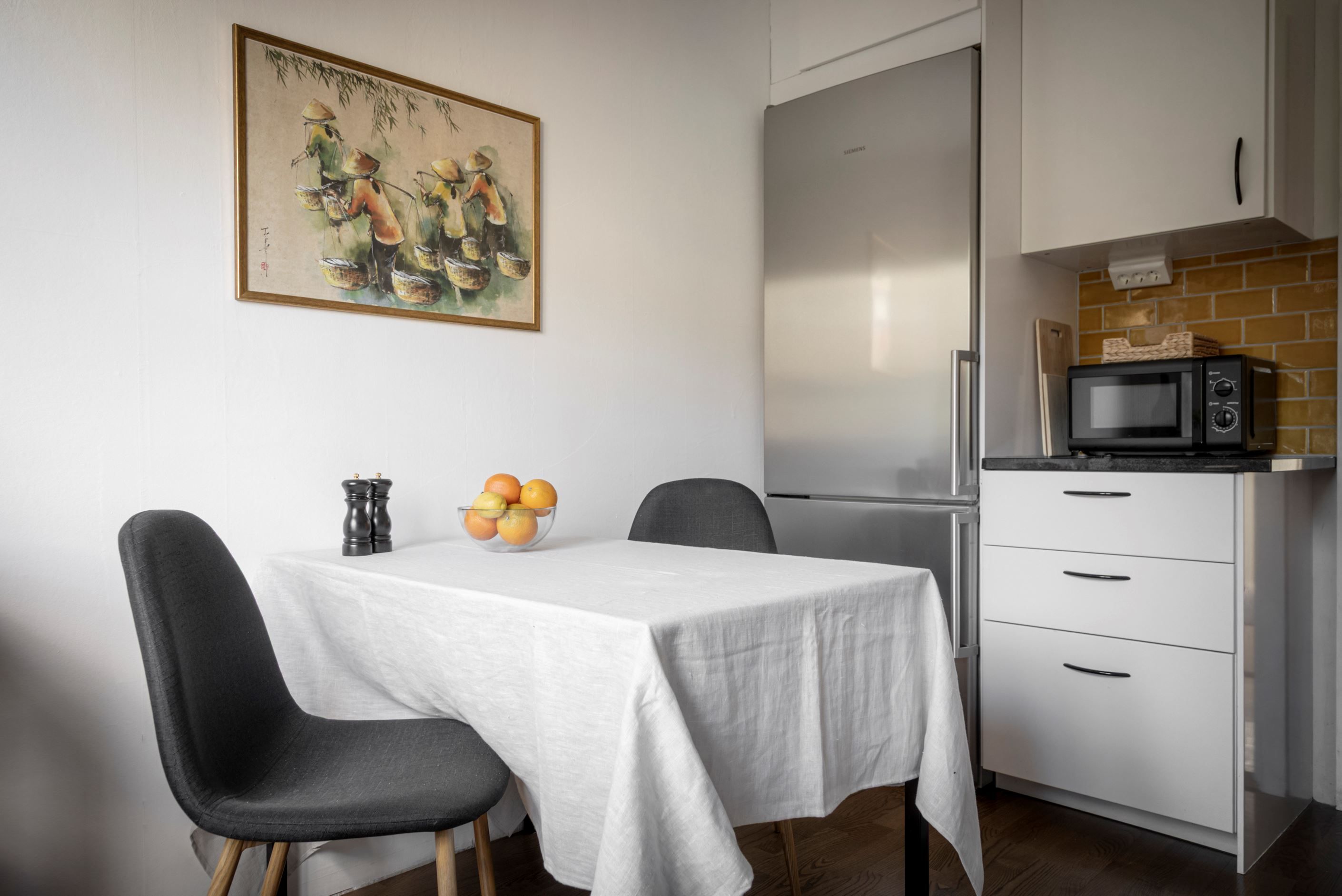 Utmärkt plats för matbord och extra bred kyl/frys