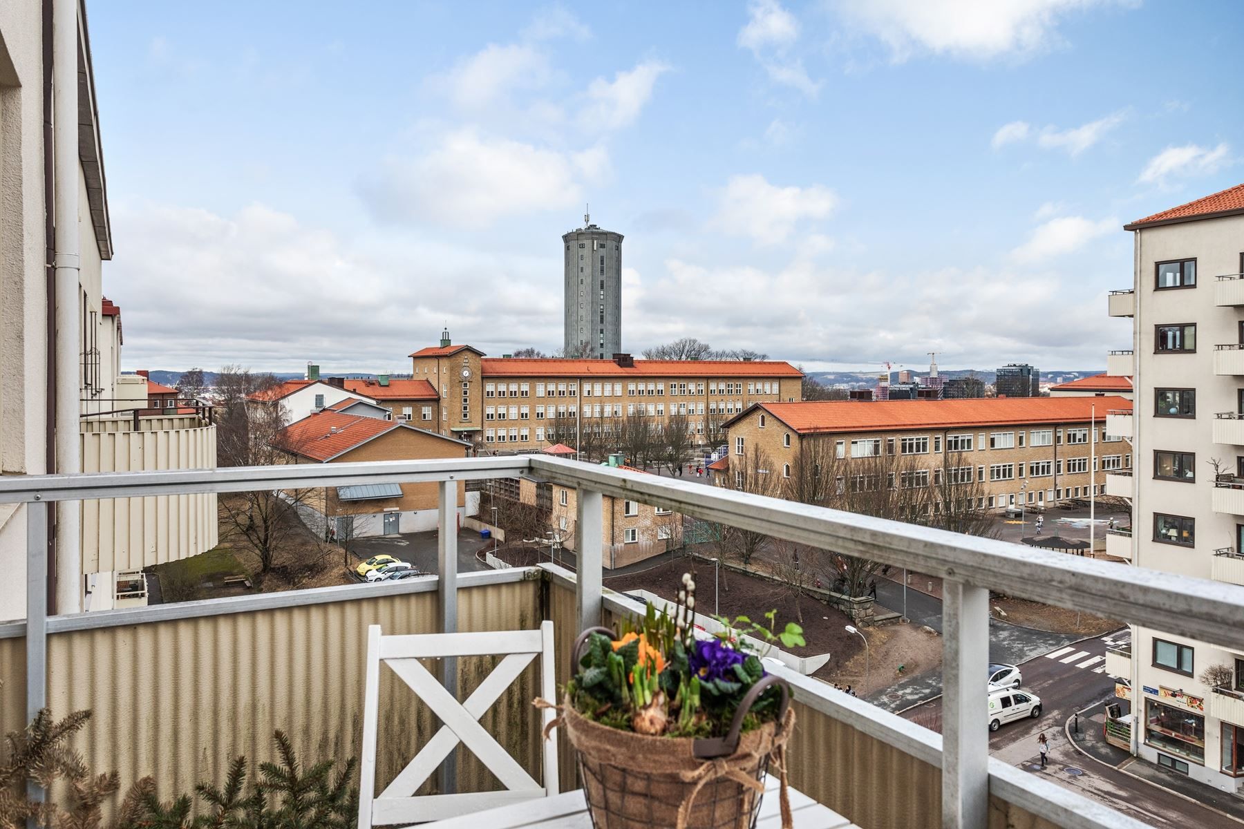 Balkong högst upp i fritt läge. Österläge med härlig morgonsol