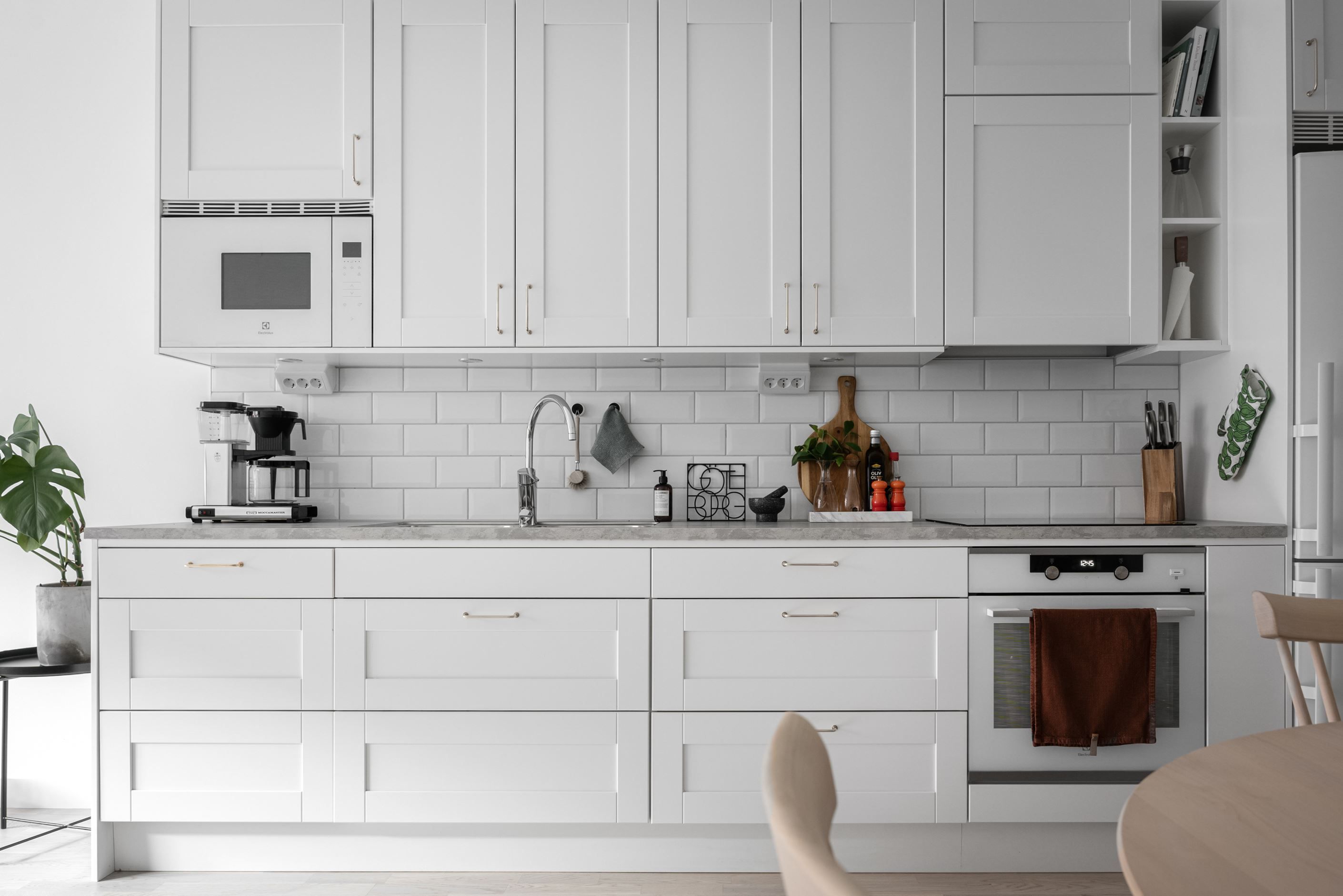 Kök med diskmaskin och induktionshäll