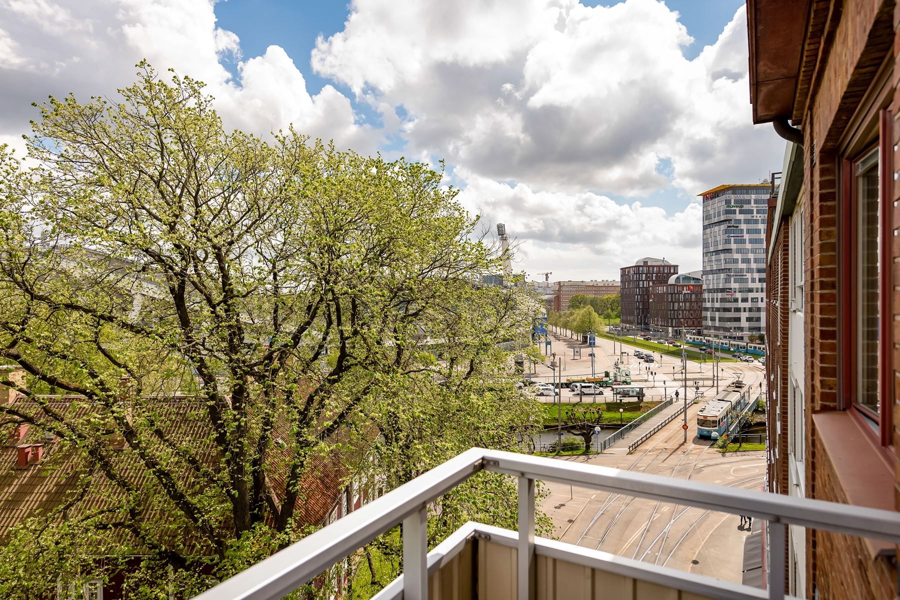 Välkomna till denna rofyllda etta högst upp i huset!