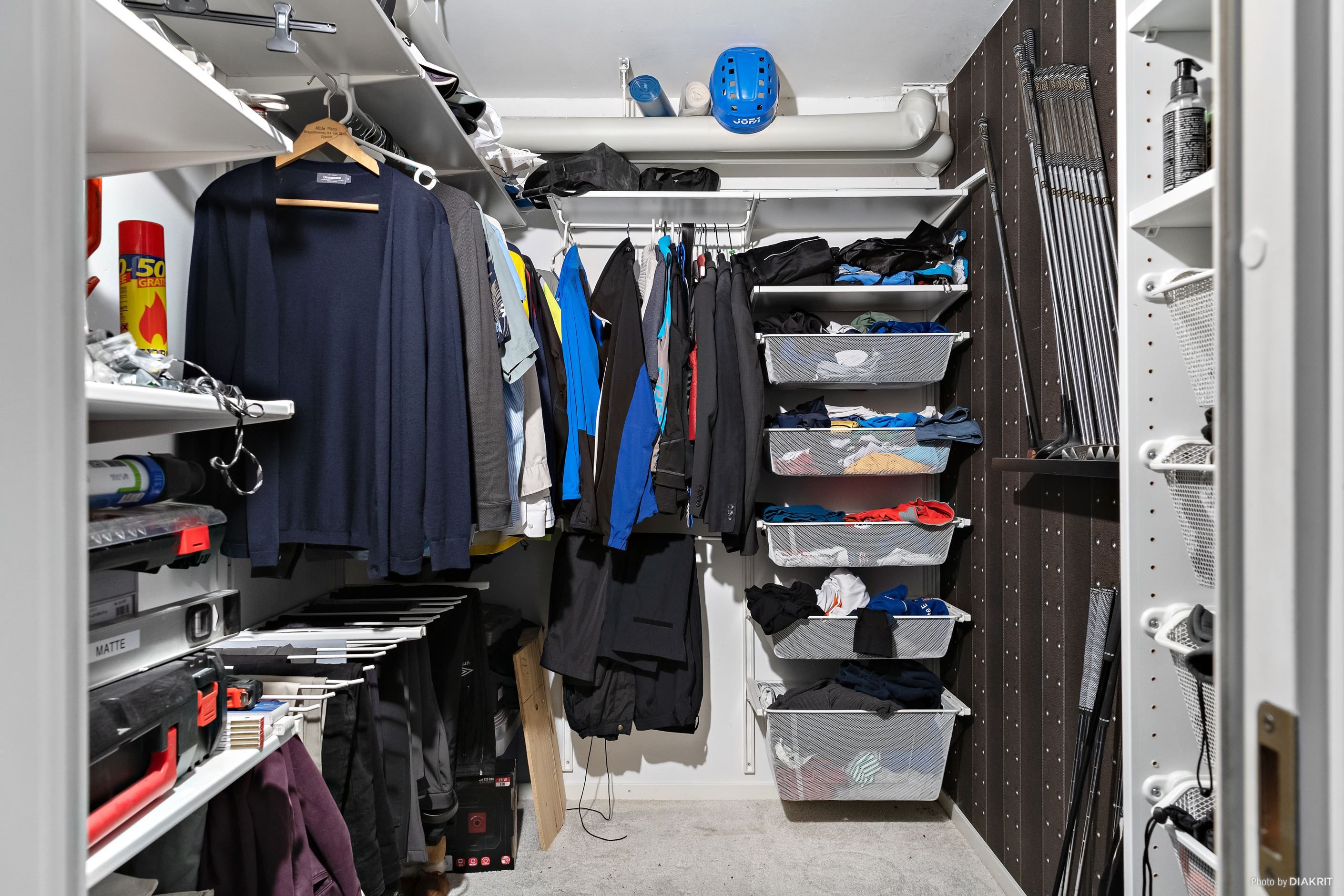 Stor klädkammare som nås från hallen