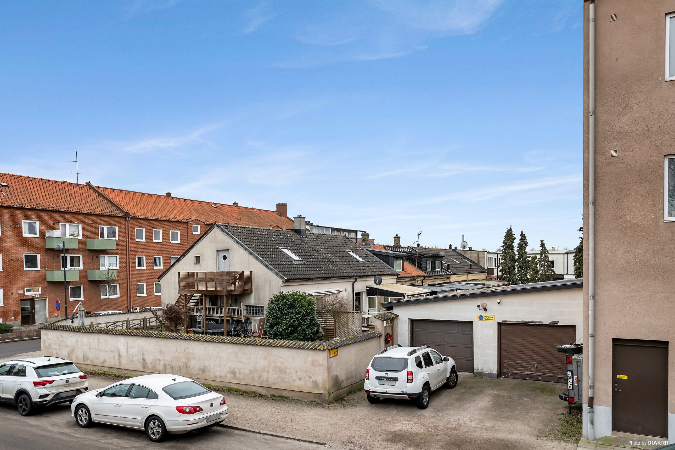 Dubbel-garage och plats för bilar på uppfarten