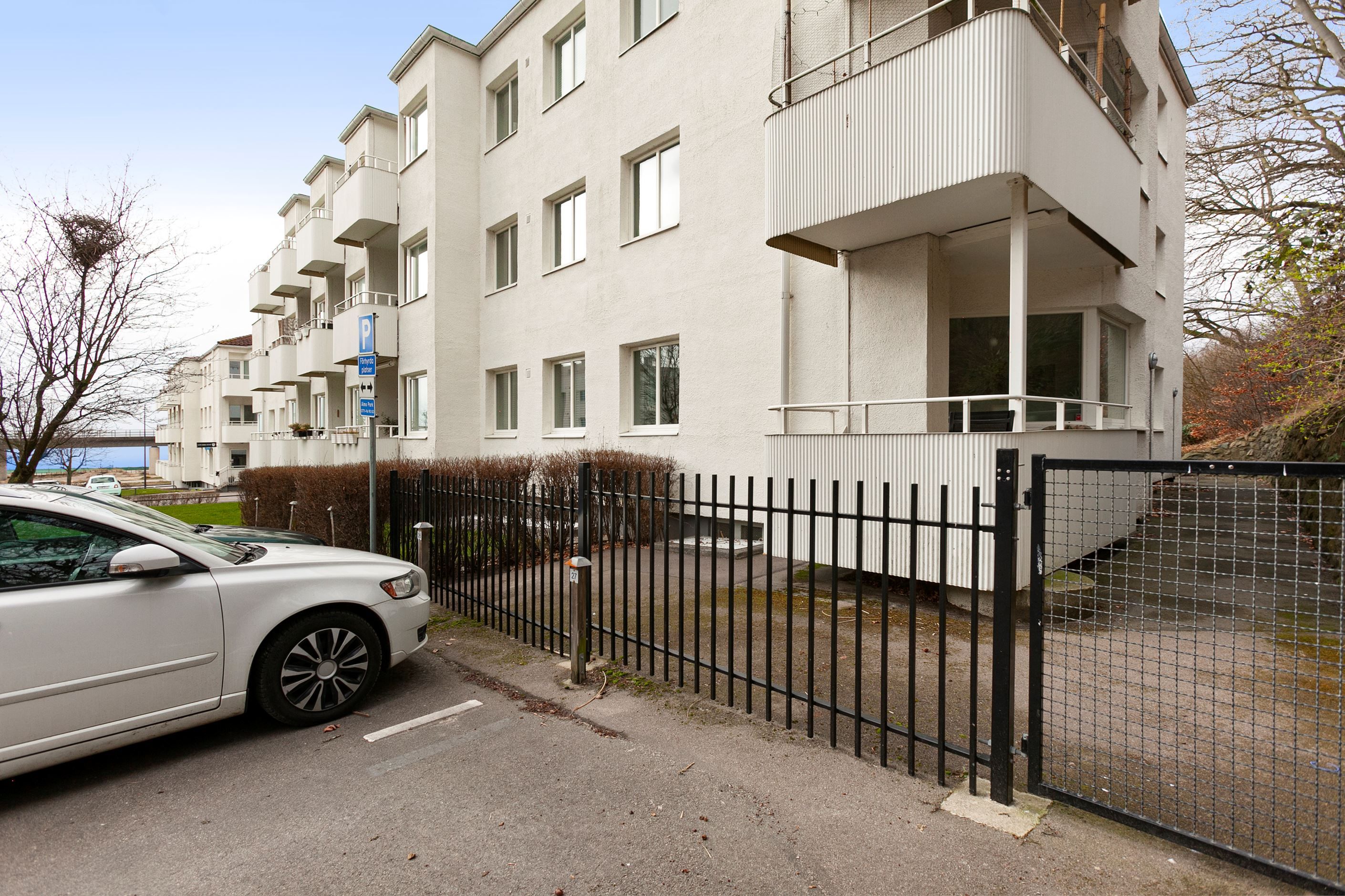 Ingång från parkeringen