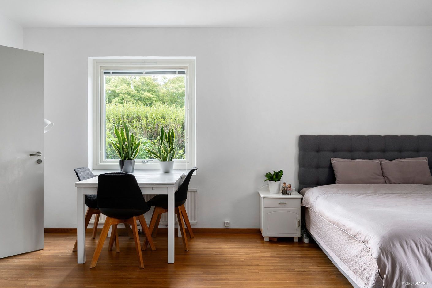 Plats för matbord, soffan och sängen