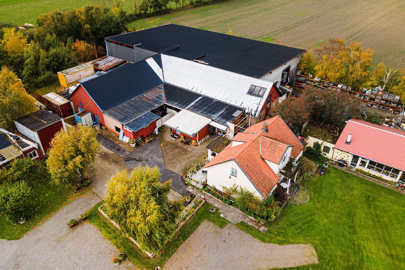 Drönarbild över fastigheten