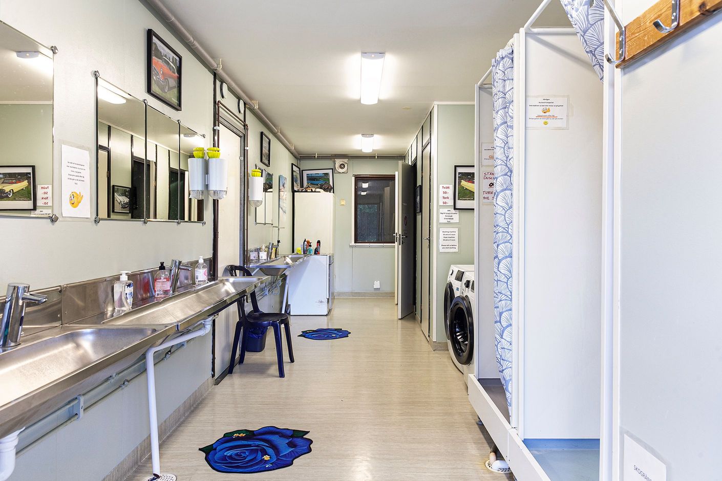 Servicebyggnad med tvättmöjligheter
