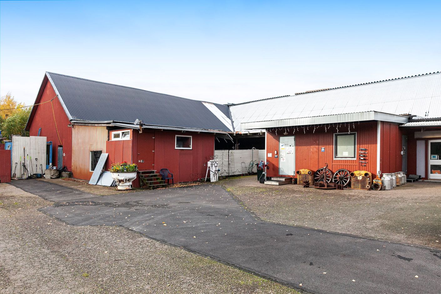 Vy mot loge, "stall" och servicehus