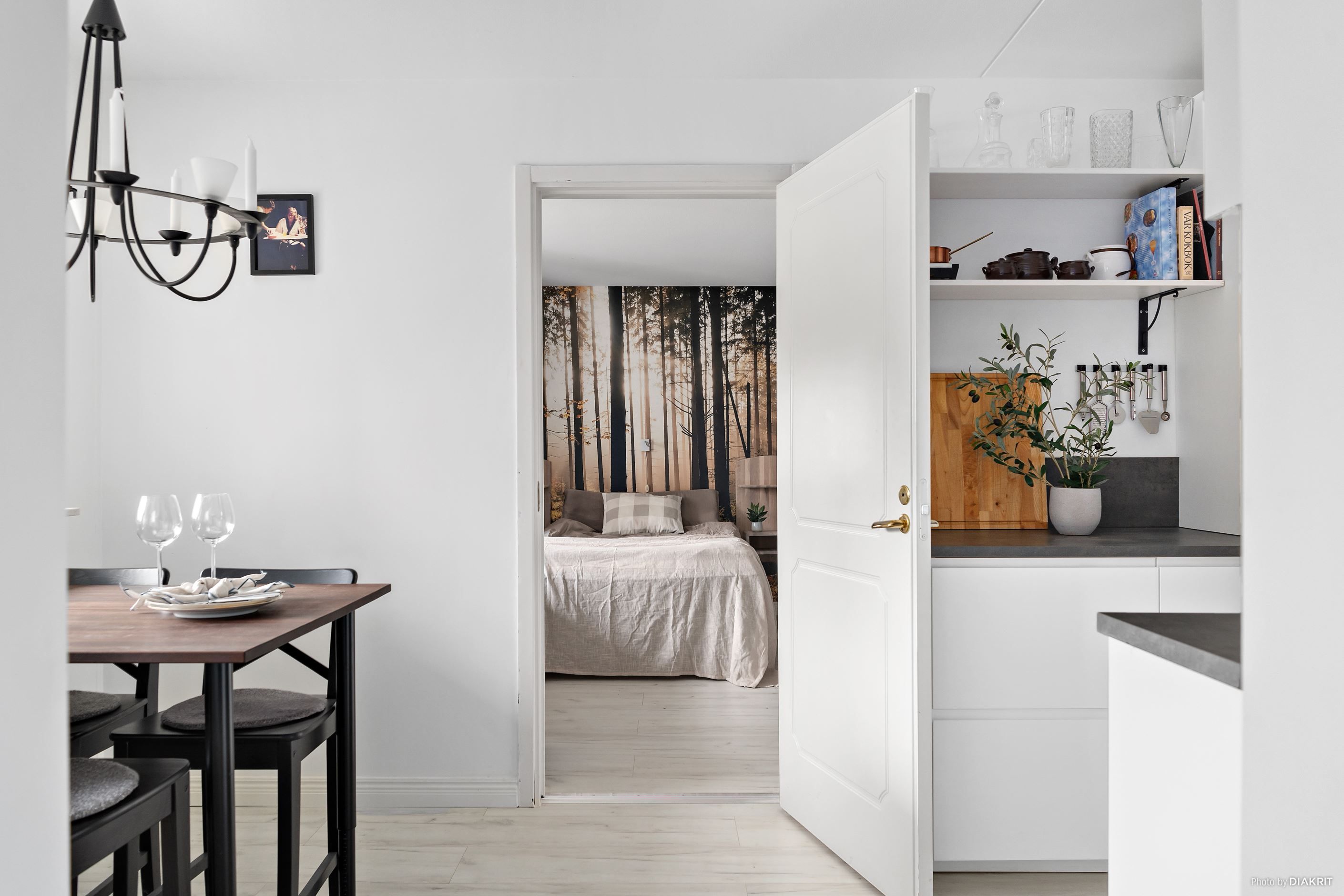 Från kök in mot sovrum
