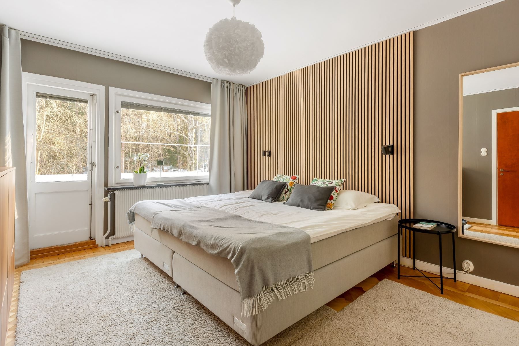 Master bedroom med utgång till balkong i fritt läge