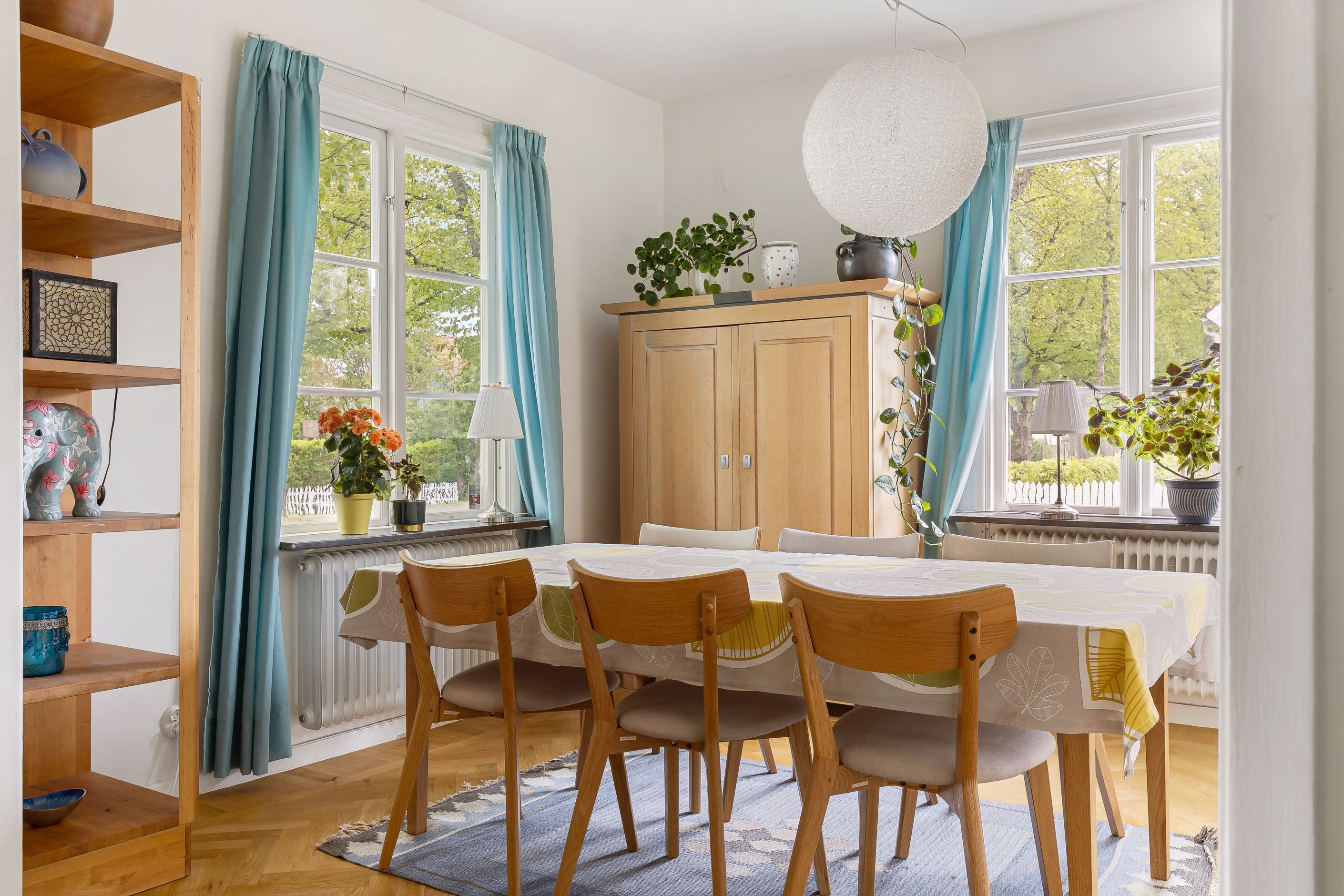 Trivsam matplats som badar i ljus