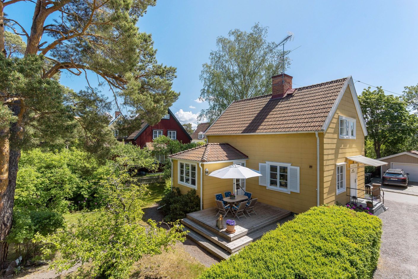 Inbjudande uteplats binder trivsamt samman hus med trädgård