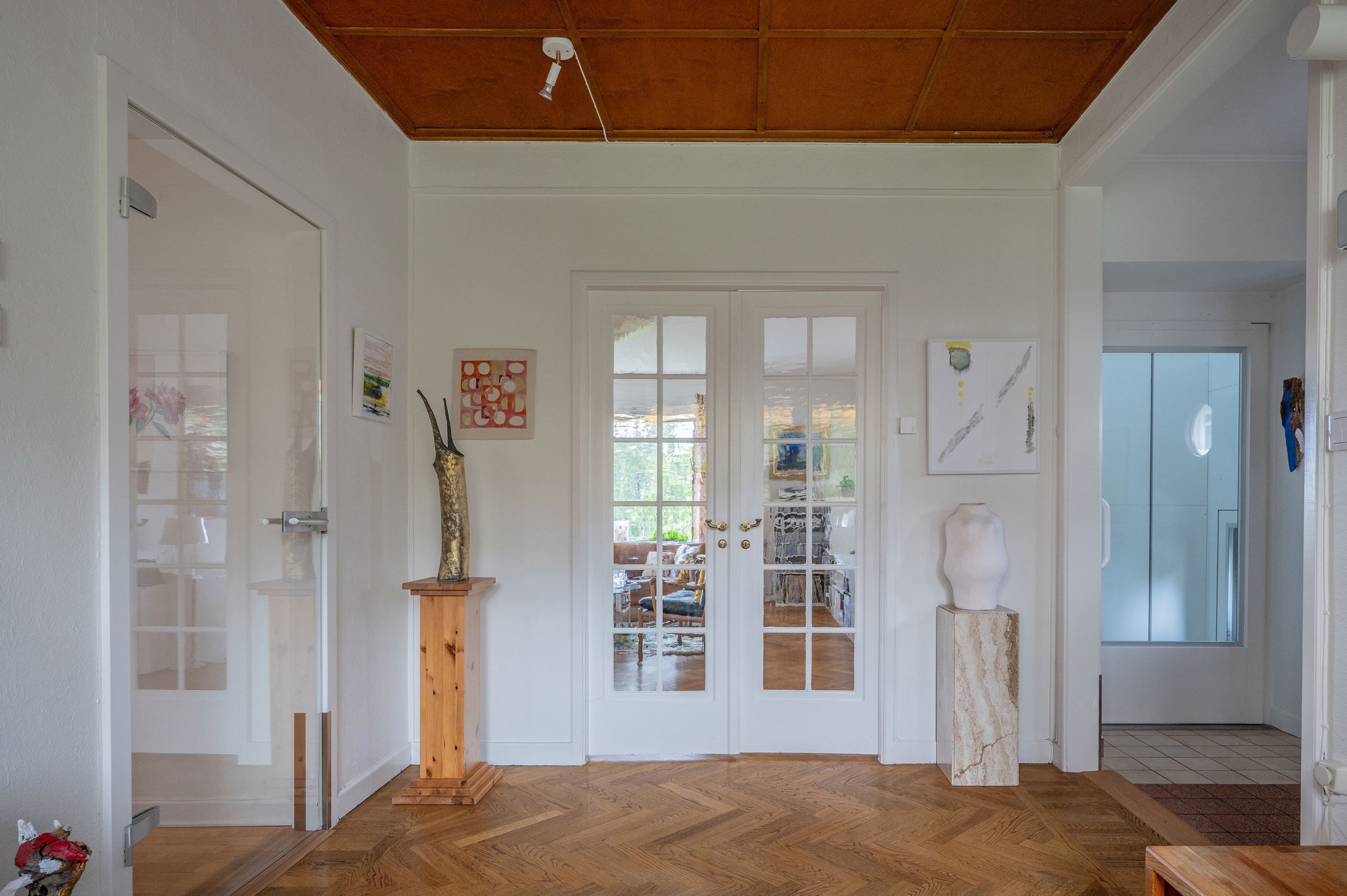 Entréhall där husets hiss skymtas, vilken når husets alla plan