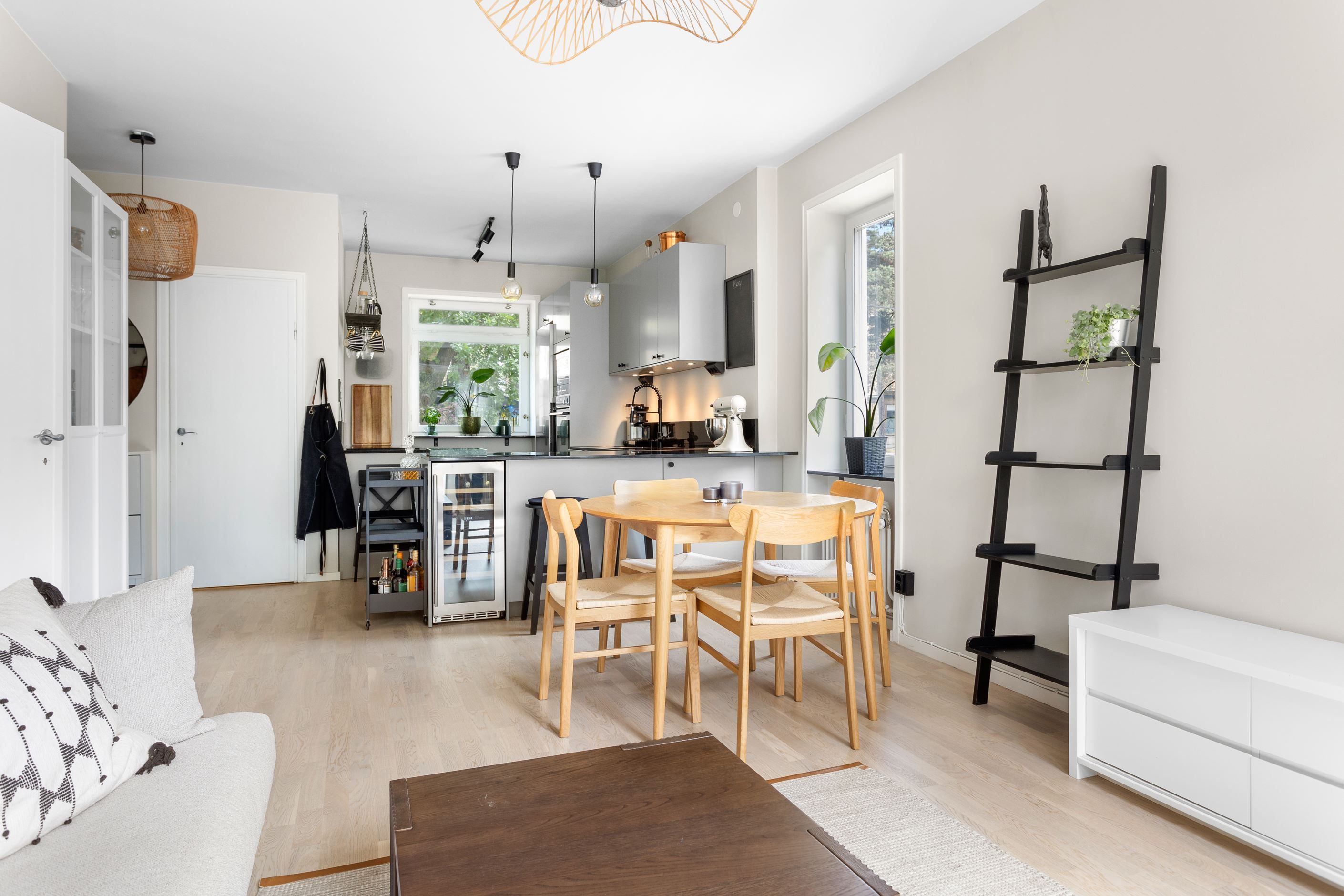 Gavelläge med fönster i tre väderstreck