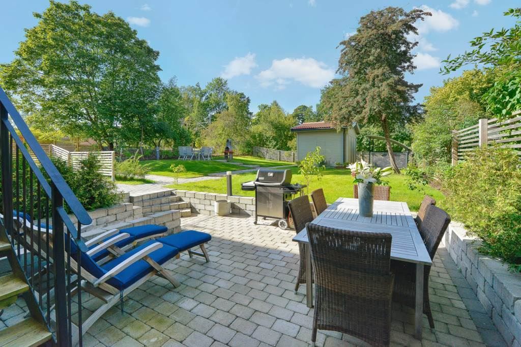 Arkivbilder med mindre grönska - Egen uteplats i bästa SV-läge