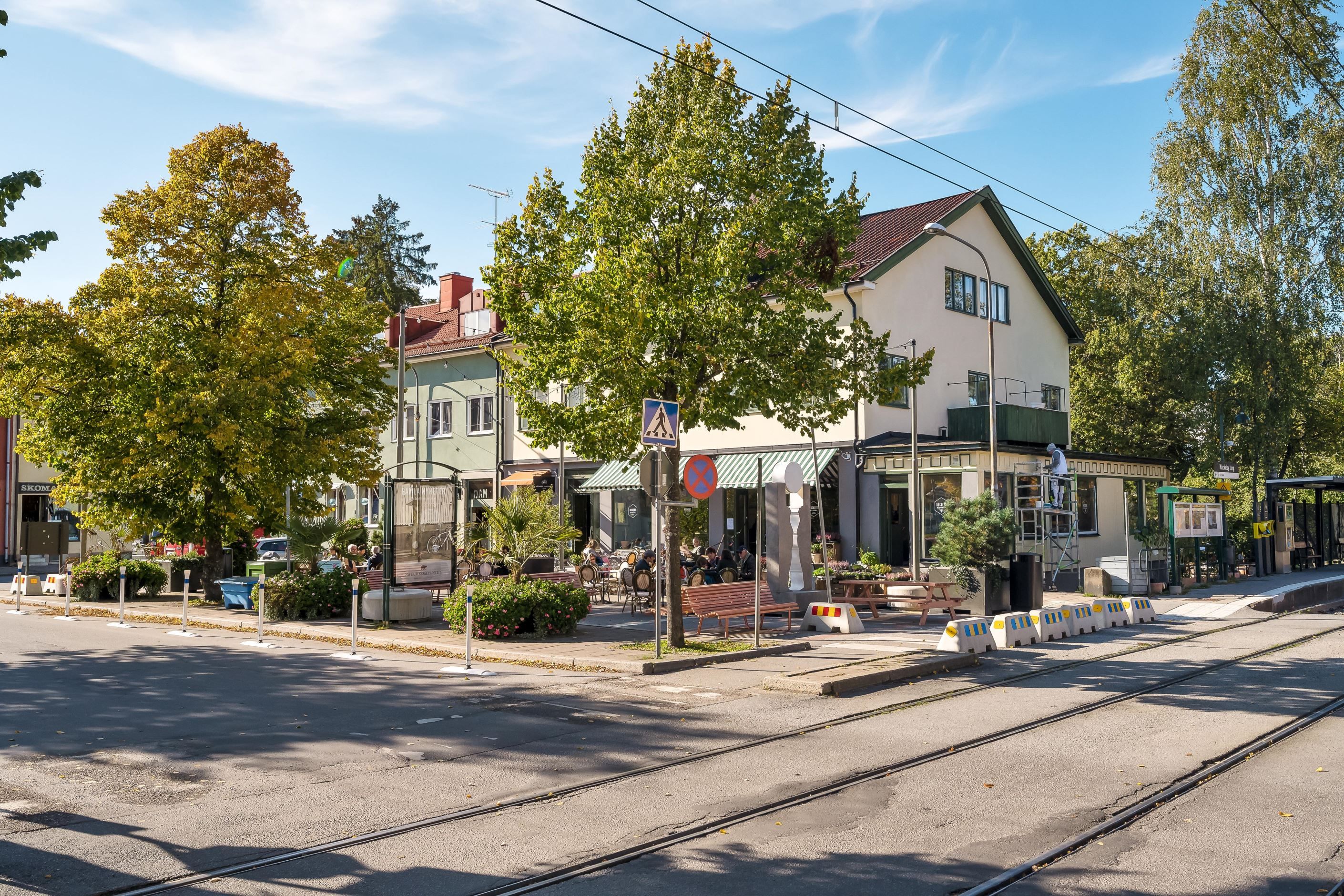 Nockeby Torg med café, småbutiker samt 12:ans spårvagn mot Alvik