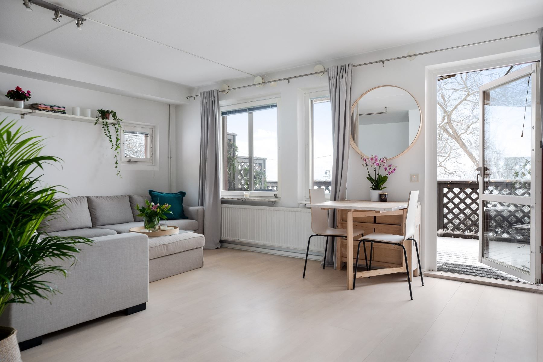 Stort fönsterparti och utgång till terrassen