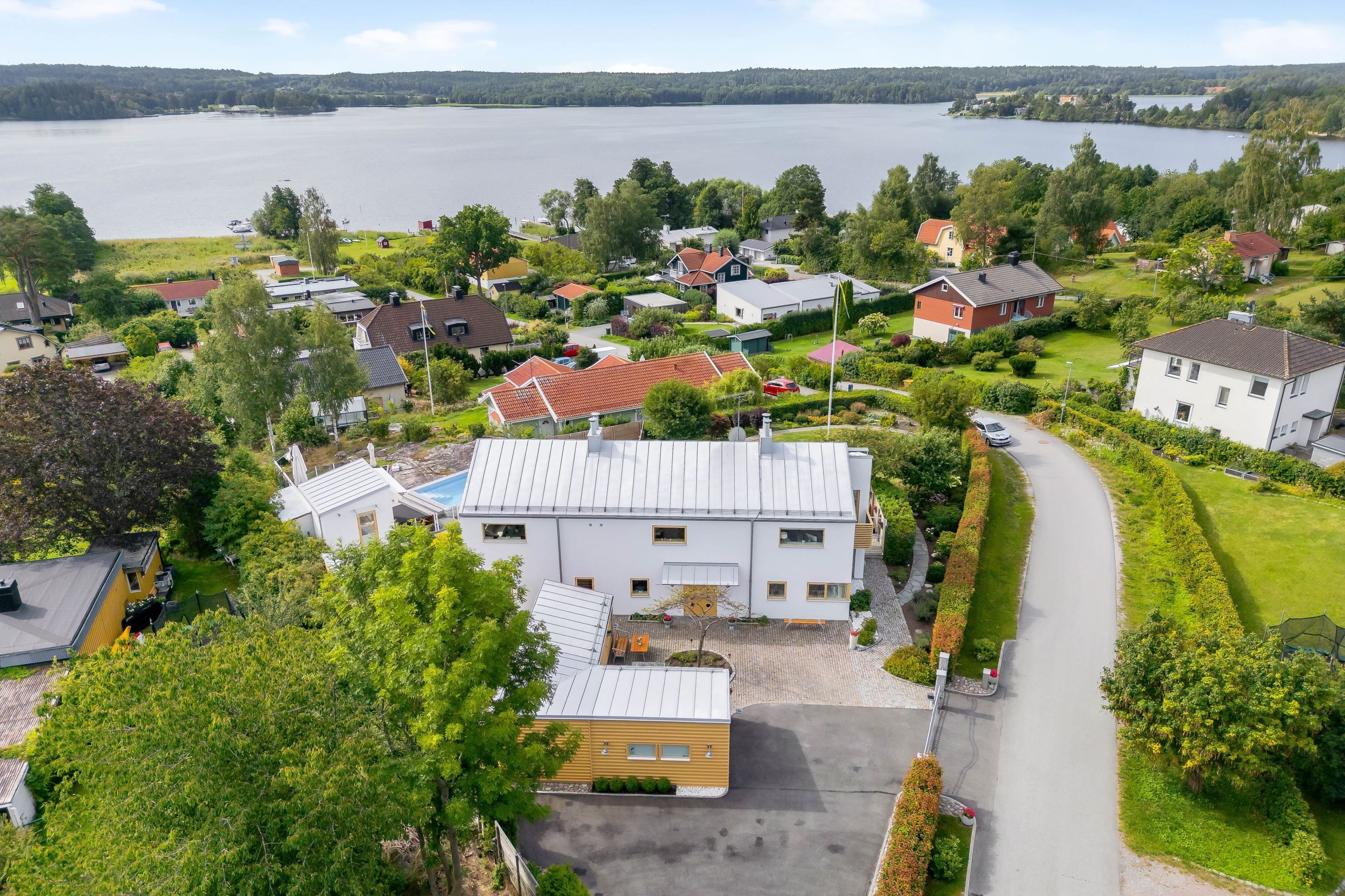 Högt, fritt läge ger fin Mälarutsikt från tomt och interiör