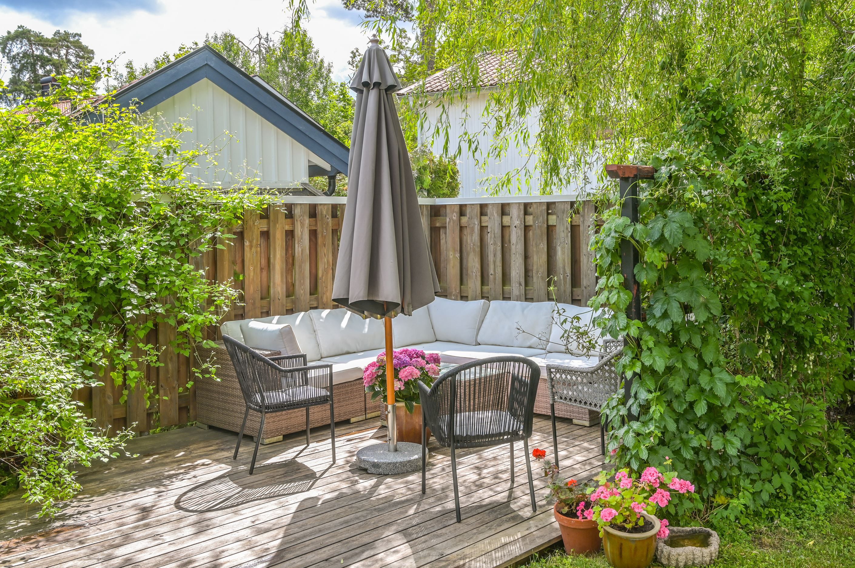 Uteplatser lockar till grillkvällar med familj och vänner