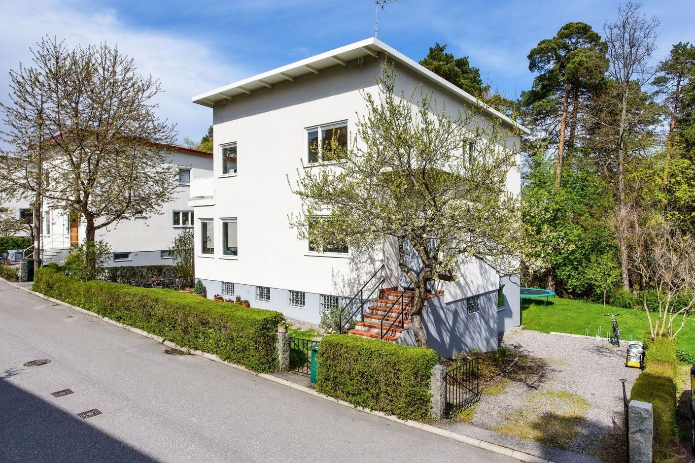 Stilfull och välhållen funkisvilla på eftersökt adress nära T-bana