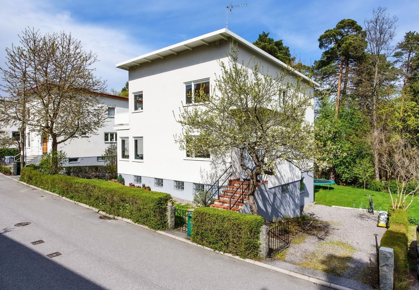 Stilfull och välhållen funkisvilla på eftersökt adress nära T-bana