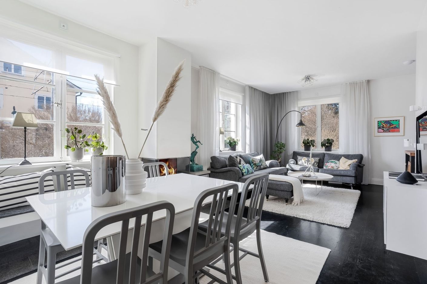 Öppen planlösning ger fin rymd i sällskapsdelen