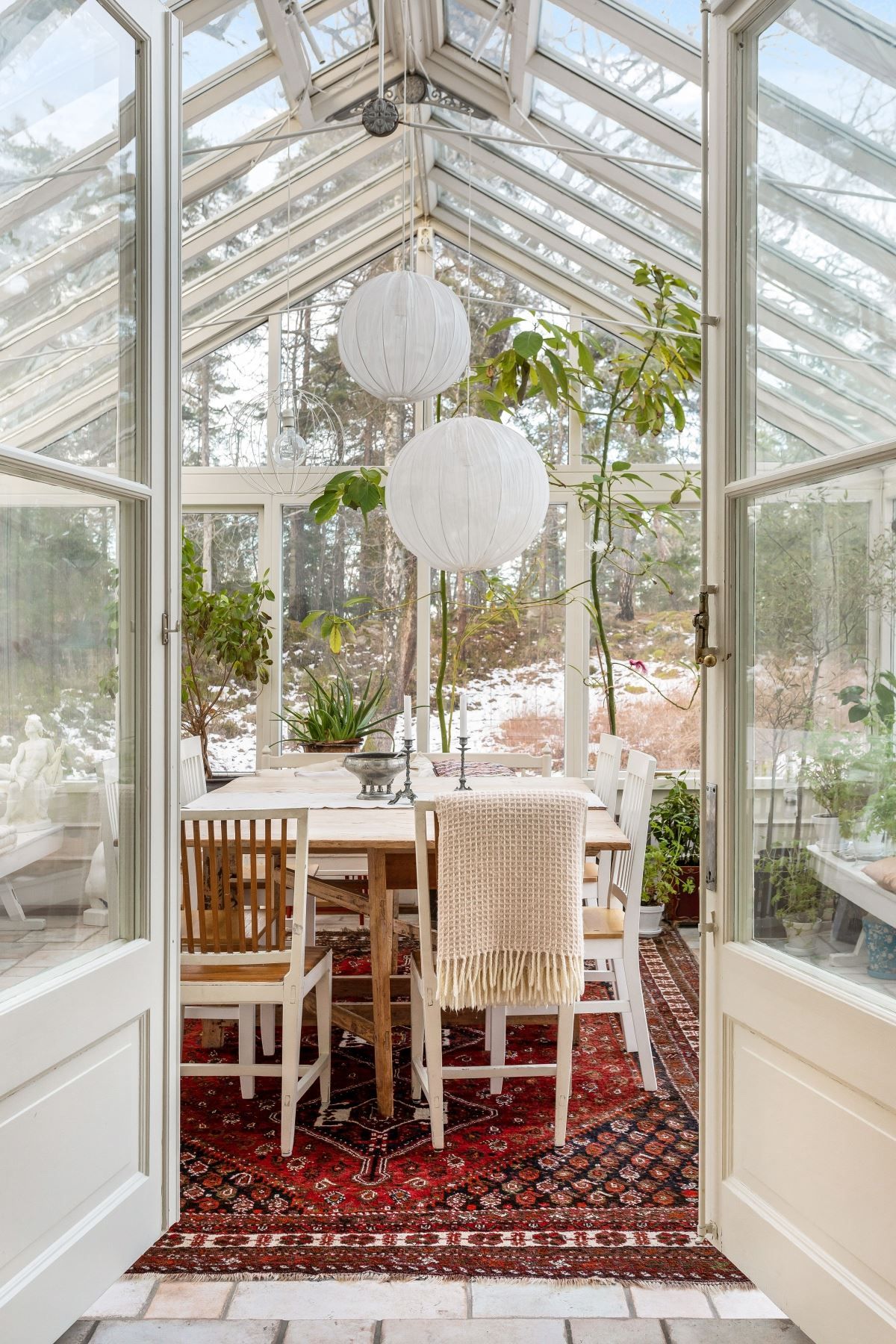 Glasade dörrar ut mot glasrum med lång säsong