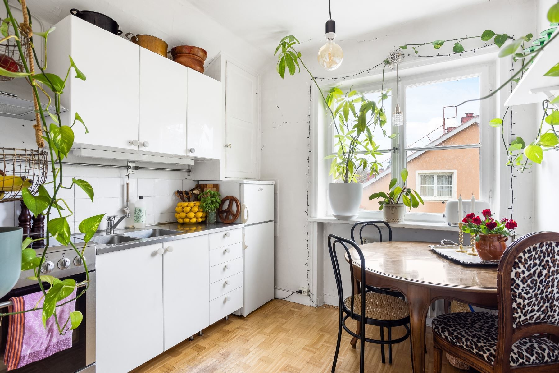 Mysigt kök med tillhörande matplats