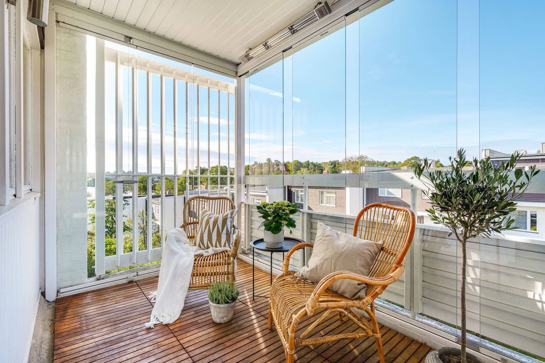 Inglasad uteplats på övre plan med fin vy