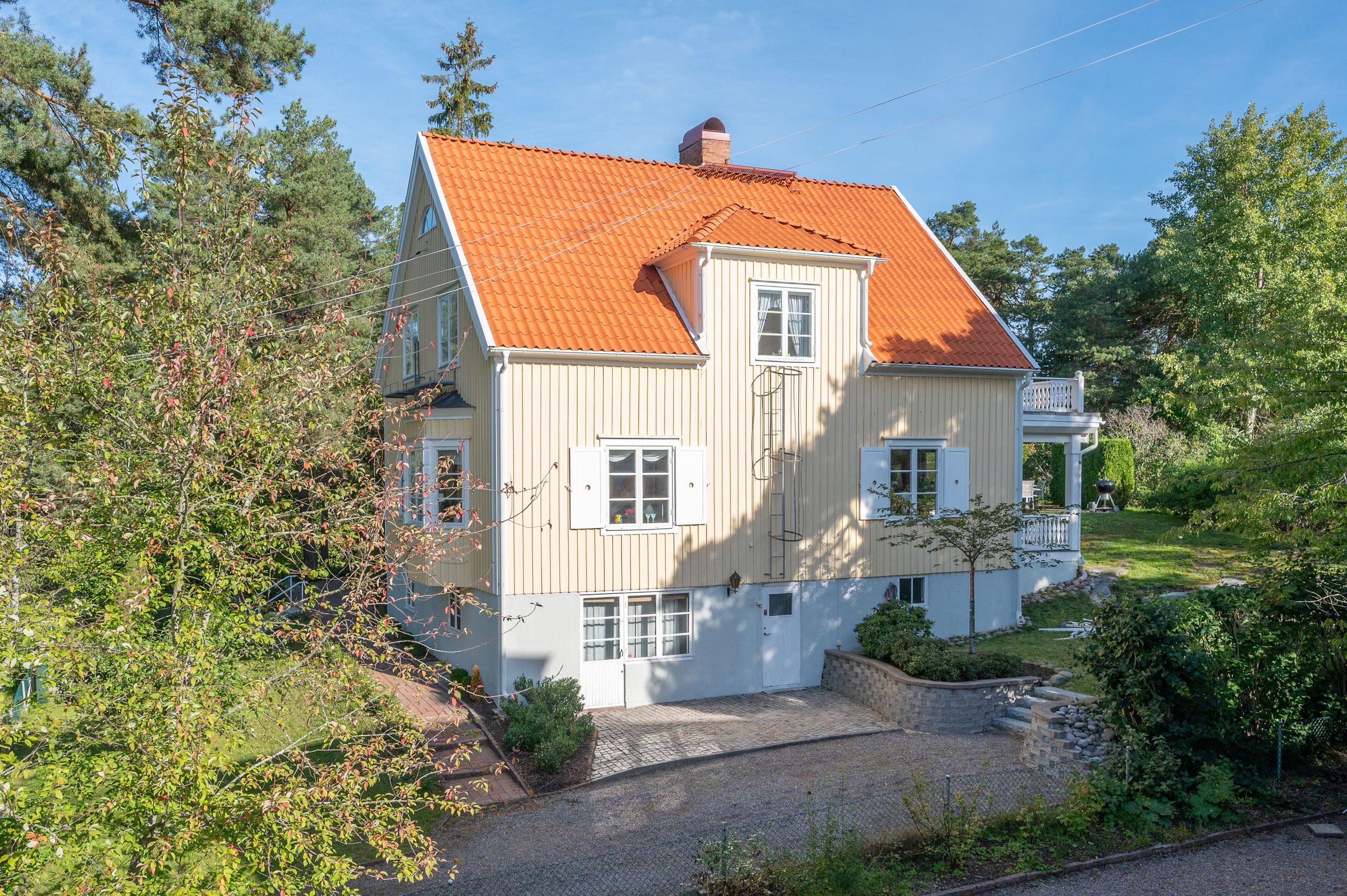 Välbelägen Ålstensvilla i fint bevarat skick