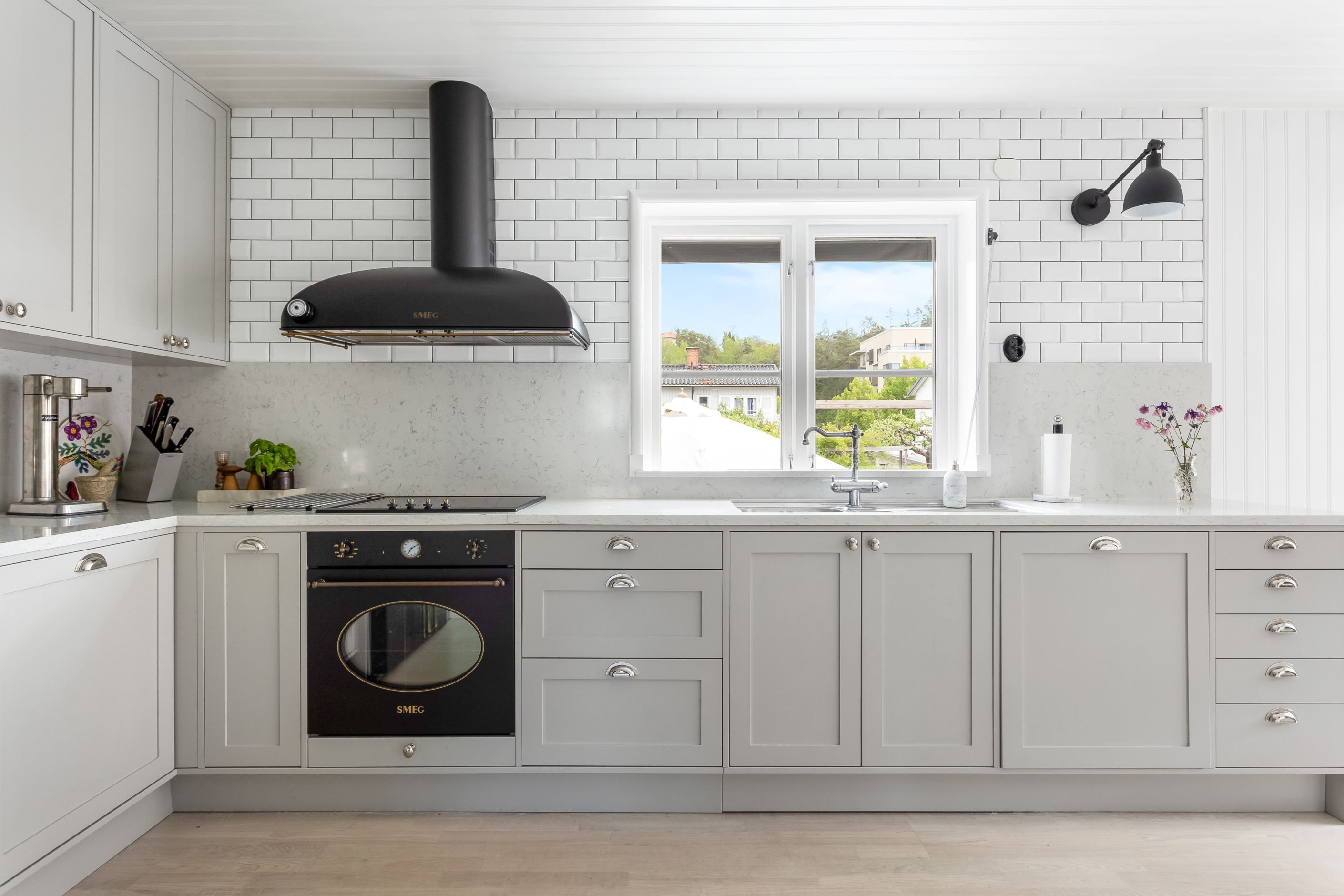 Fönster mot den välskötta tomten