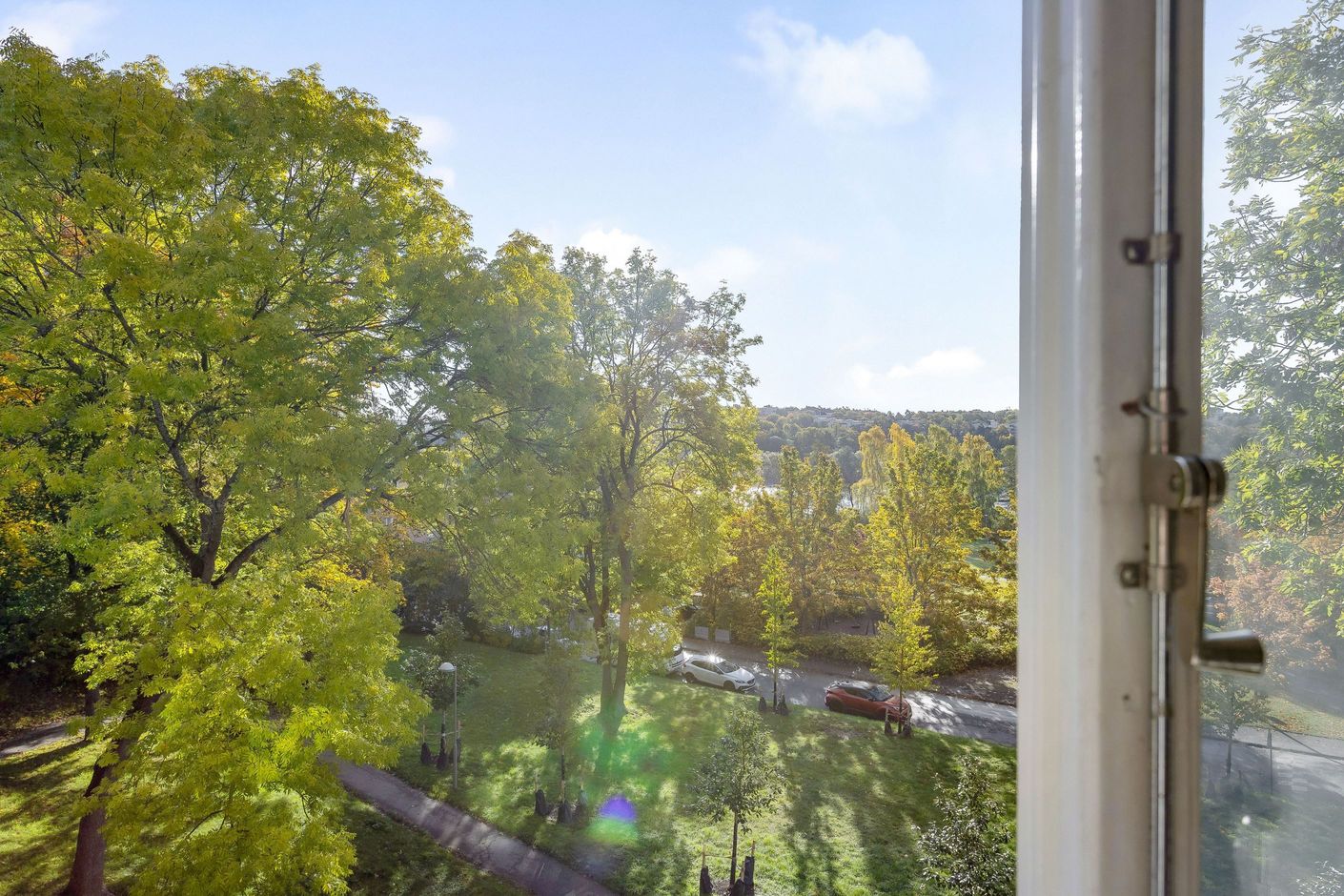 Vackra omgivningar kring huset med promenadstråk...